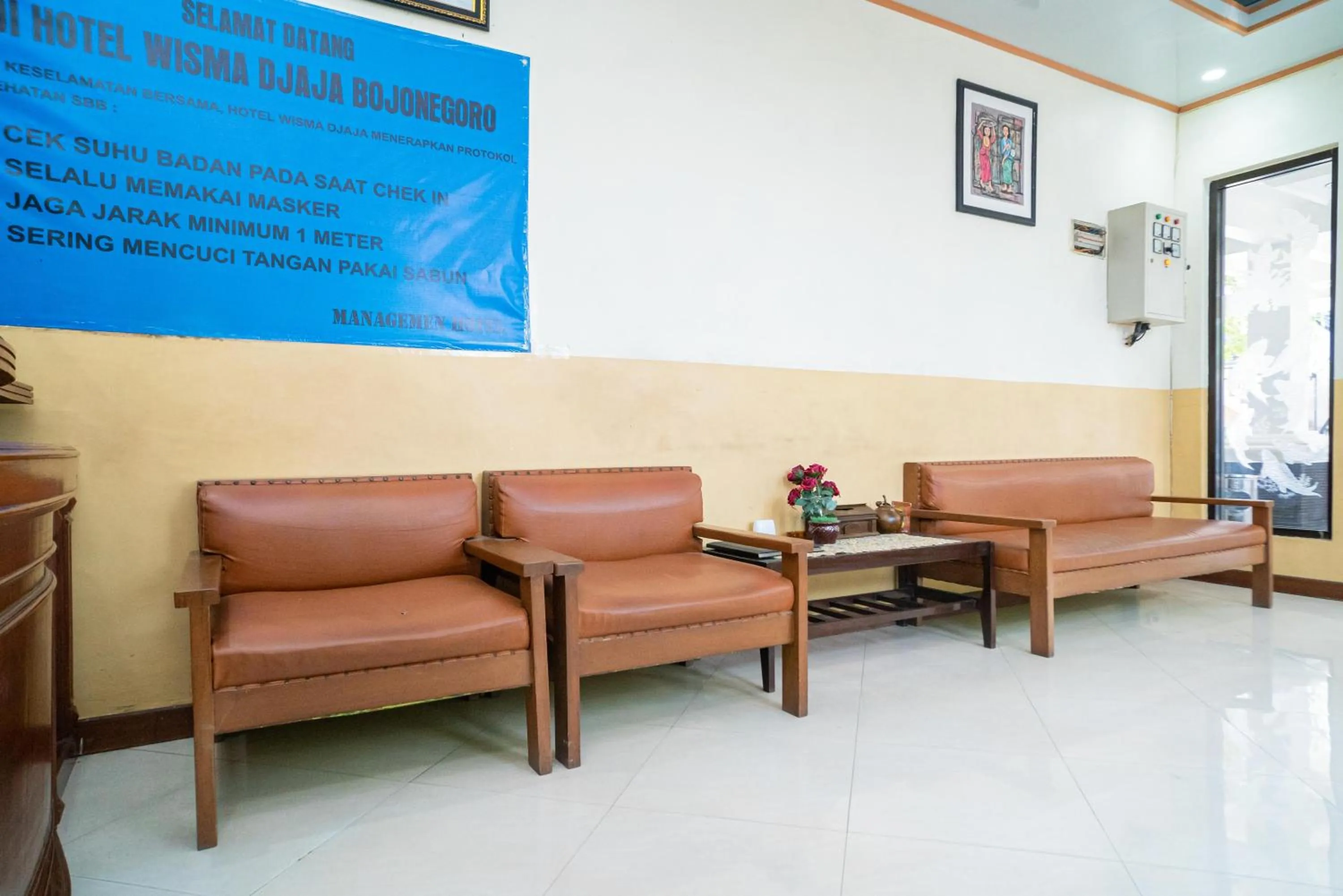 Lobby or reception in RedDoorz Plus Syariah @ Jalan Dokter Wahidin Bojonegoro