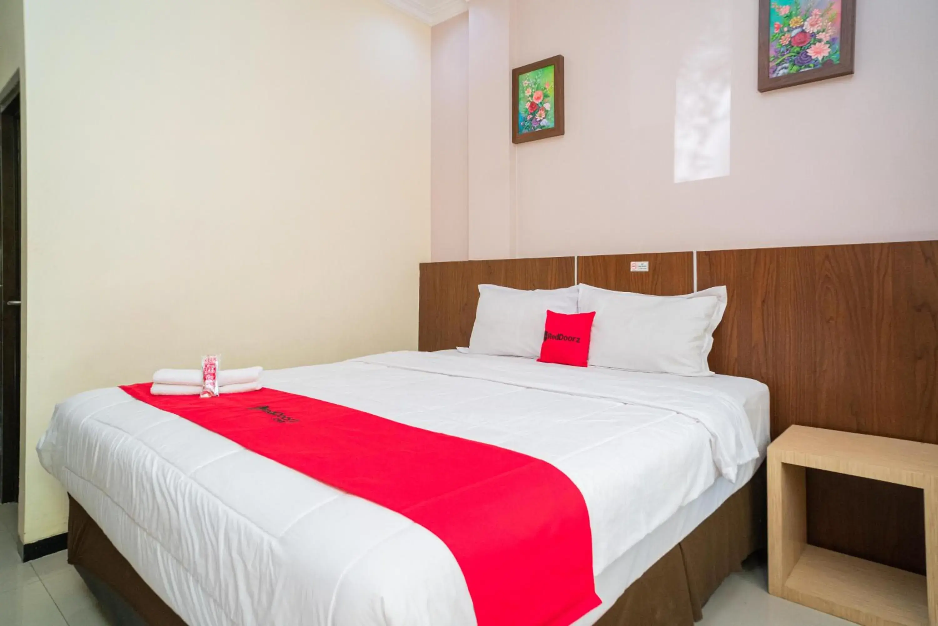 Bedroom, Bed in RedDoorz Plus Syariah @ Jalan Dokter Wahidin Bojonegoro Bedroom, Bed in RedDoorz Plus Syariah @ Jalan Dokter Wahidin Bojonegoro