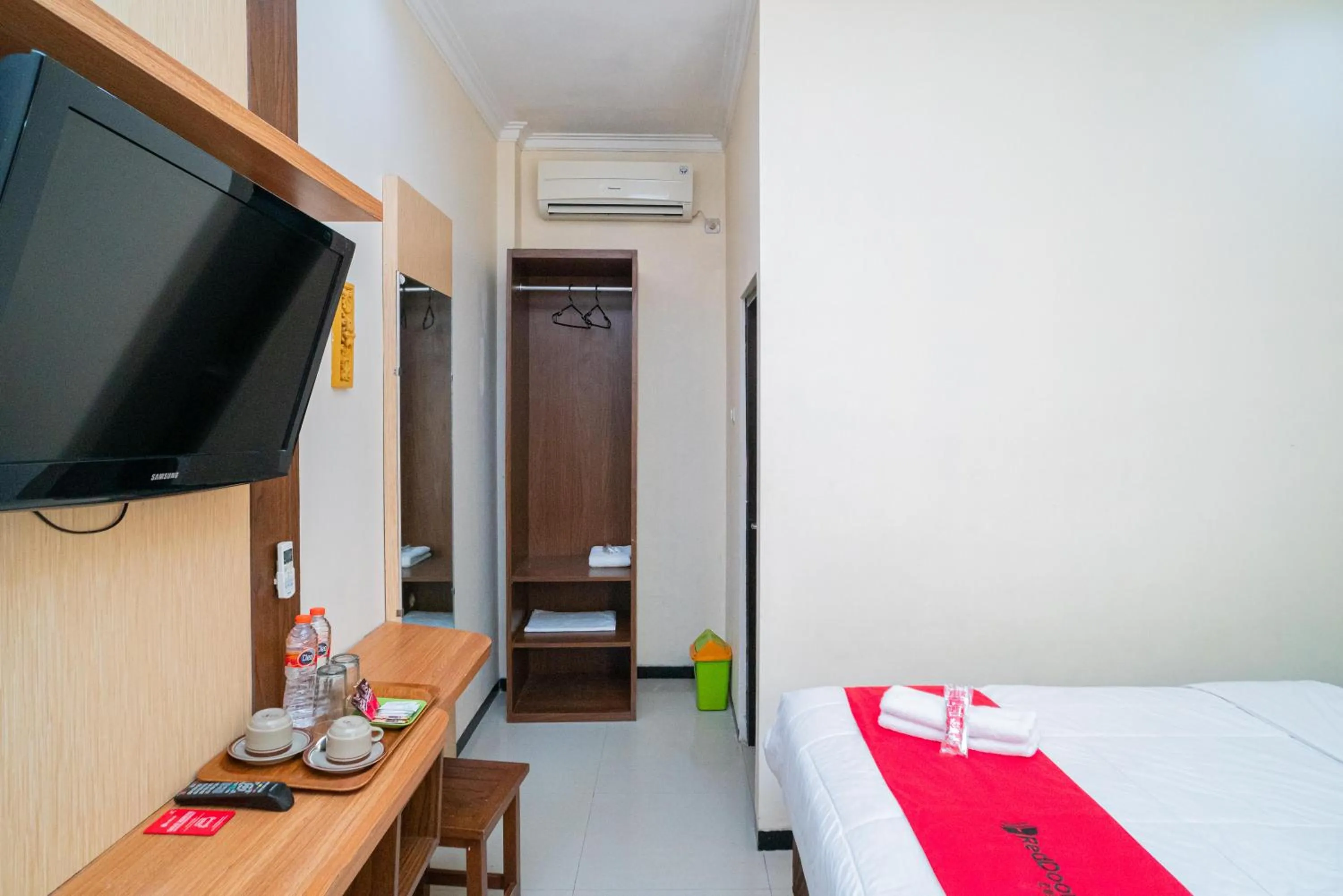 Bedroom, Bed in RedDoorz Plus Syariah @ Jalan Dokter Wahidin Bojonegoro