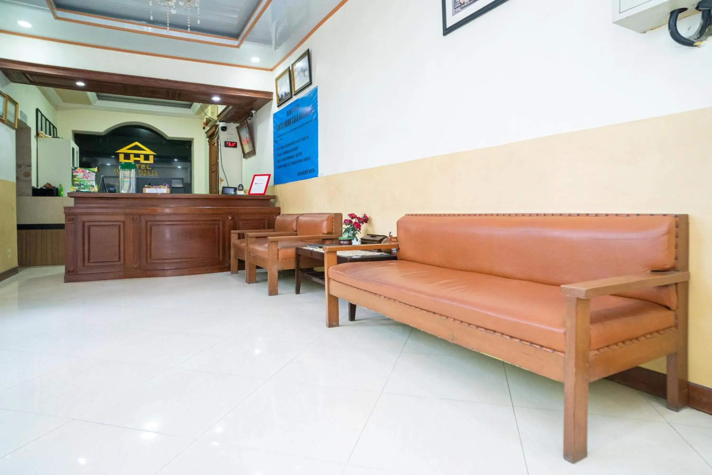 Lobby or reception in RedDoorz Plus Syariah @ Jalan Dokter Wahidin Bojonegoro Lobby or reception in RedDoorz Plus Syariah @ Jalan Dokter Wahidin Bojonegoro