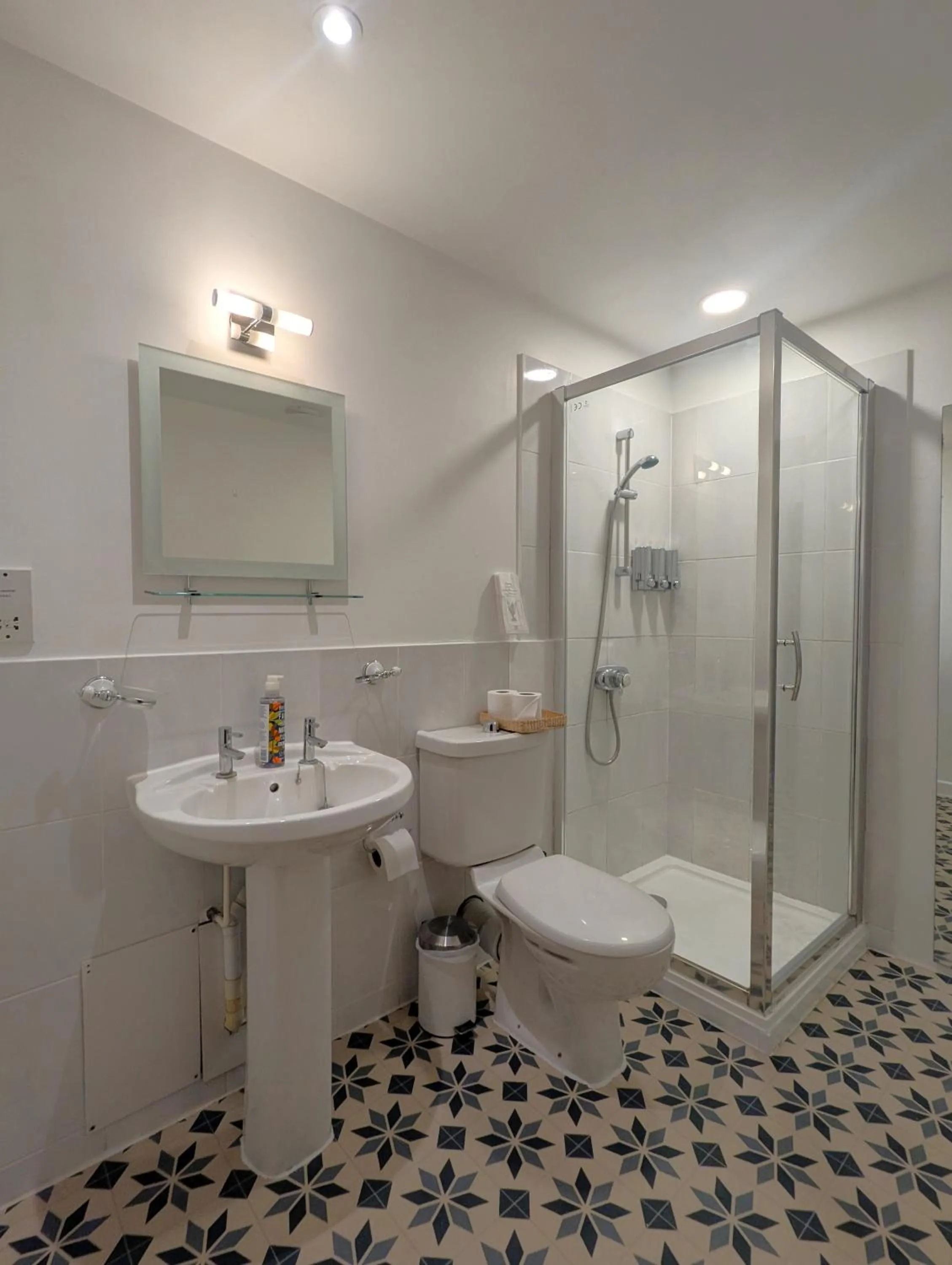 Shower in Kingfisher Barn