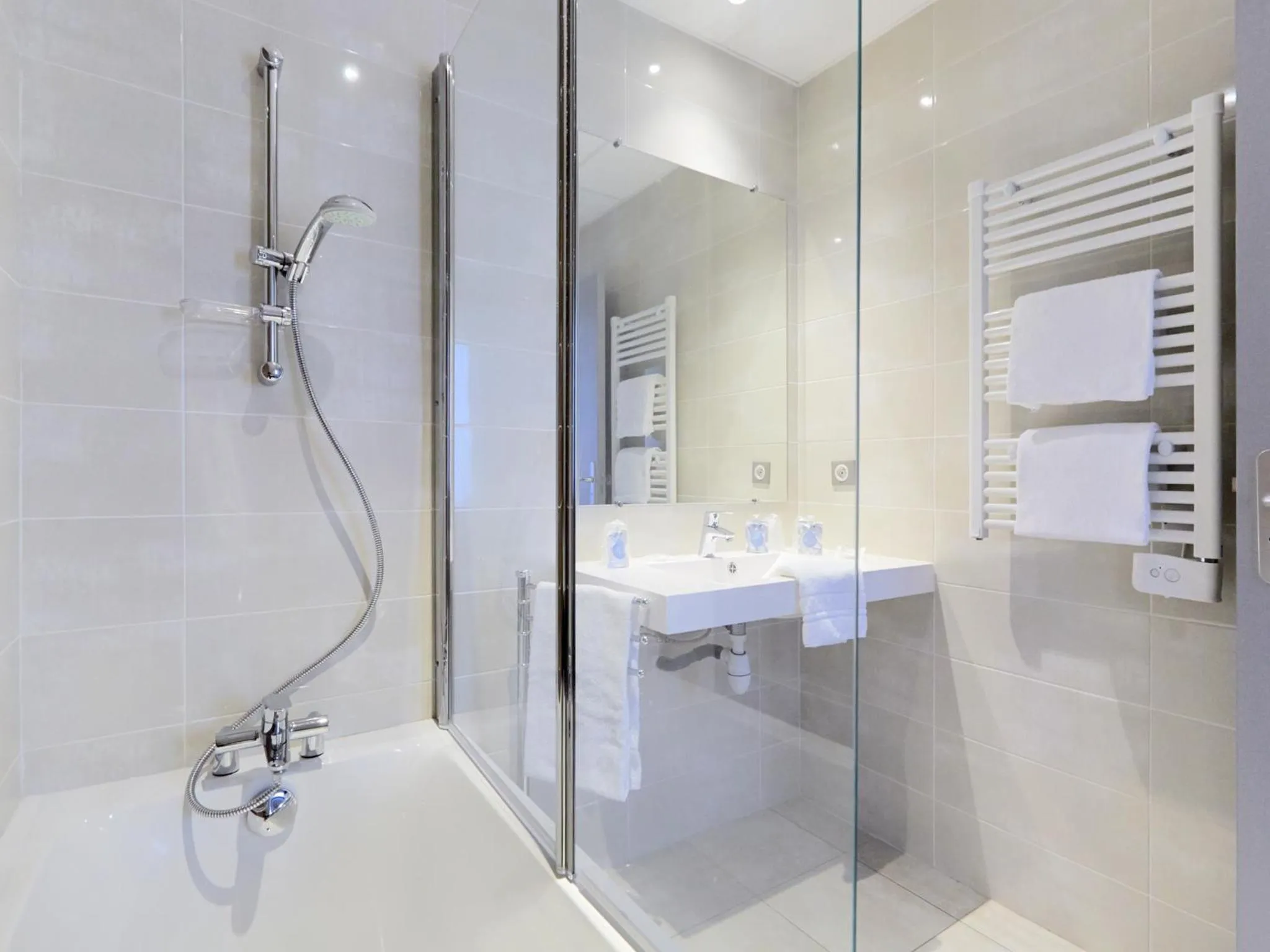 Bathroom in Kyriad Saint Chély d'Apcher - Aire de la Lozère