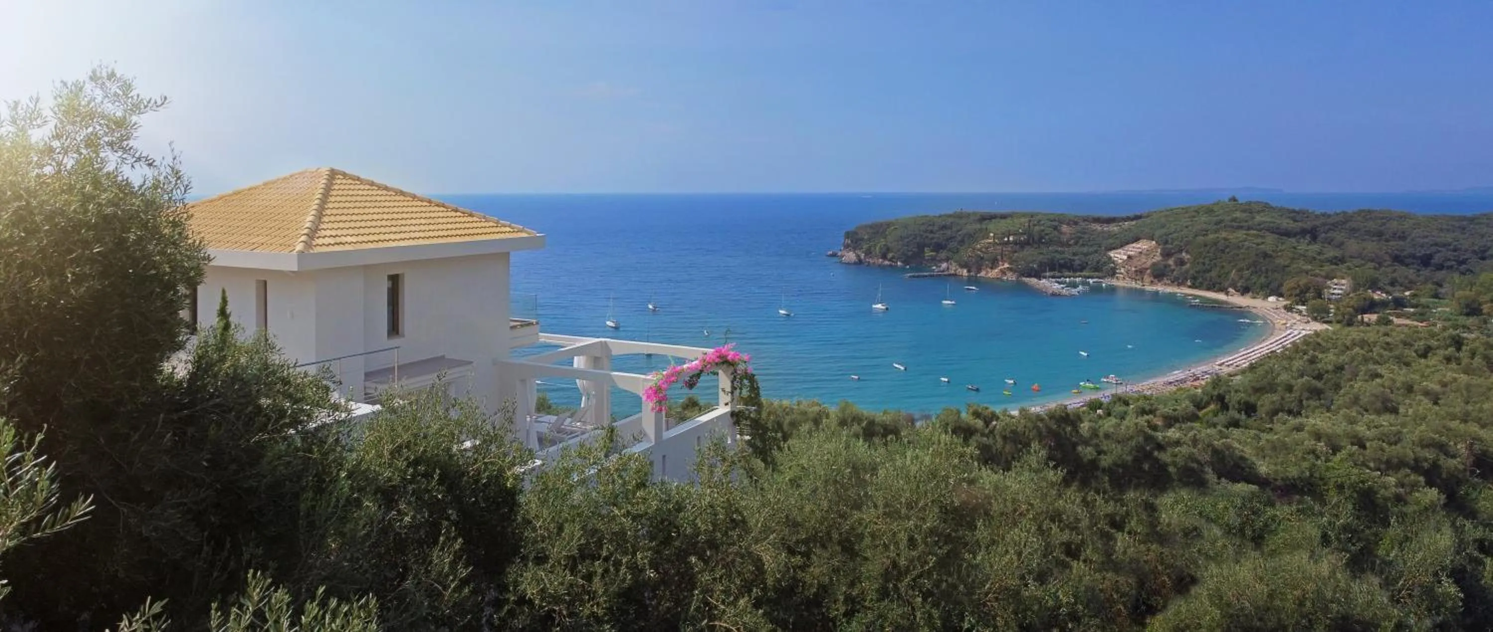 LIVINGHOME SUITES