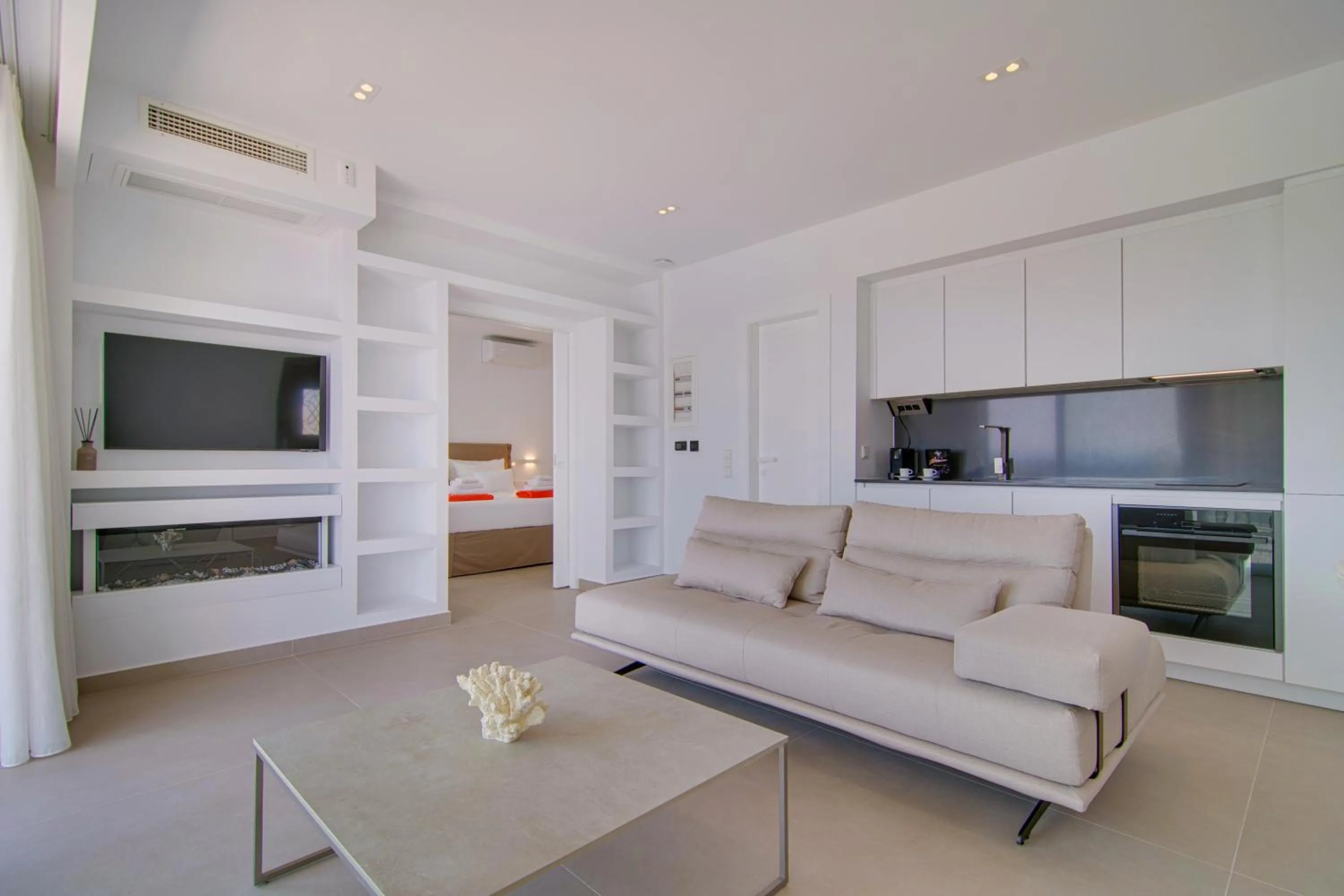 LIVINGHOME SUITES