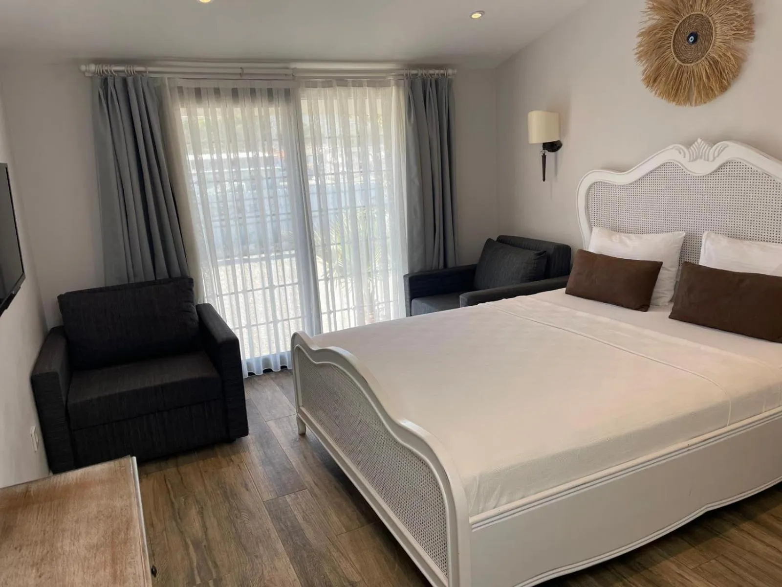 Photo of the whole room, Bed in Chloe hotel Alacati