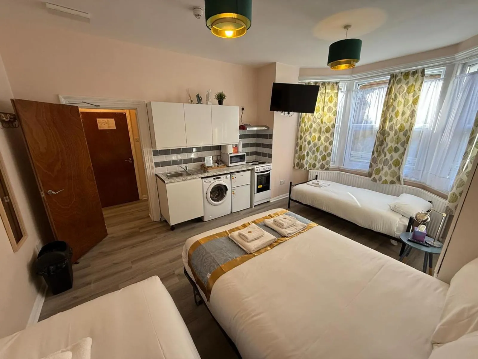 Kitchen or kitchenette, Bed in United Lodge Hotel