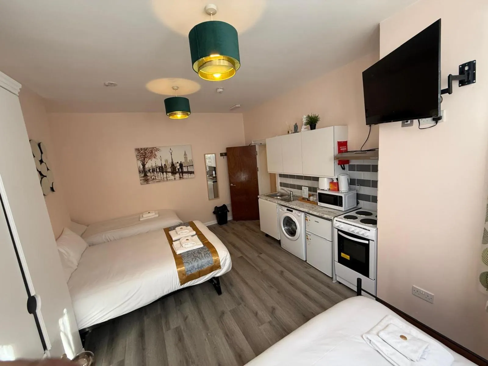 TV and multimedia, Bed in United Lodge Hotel