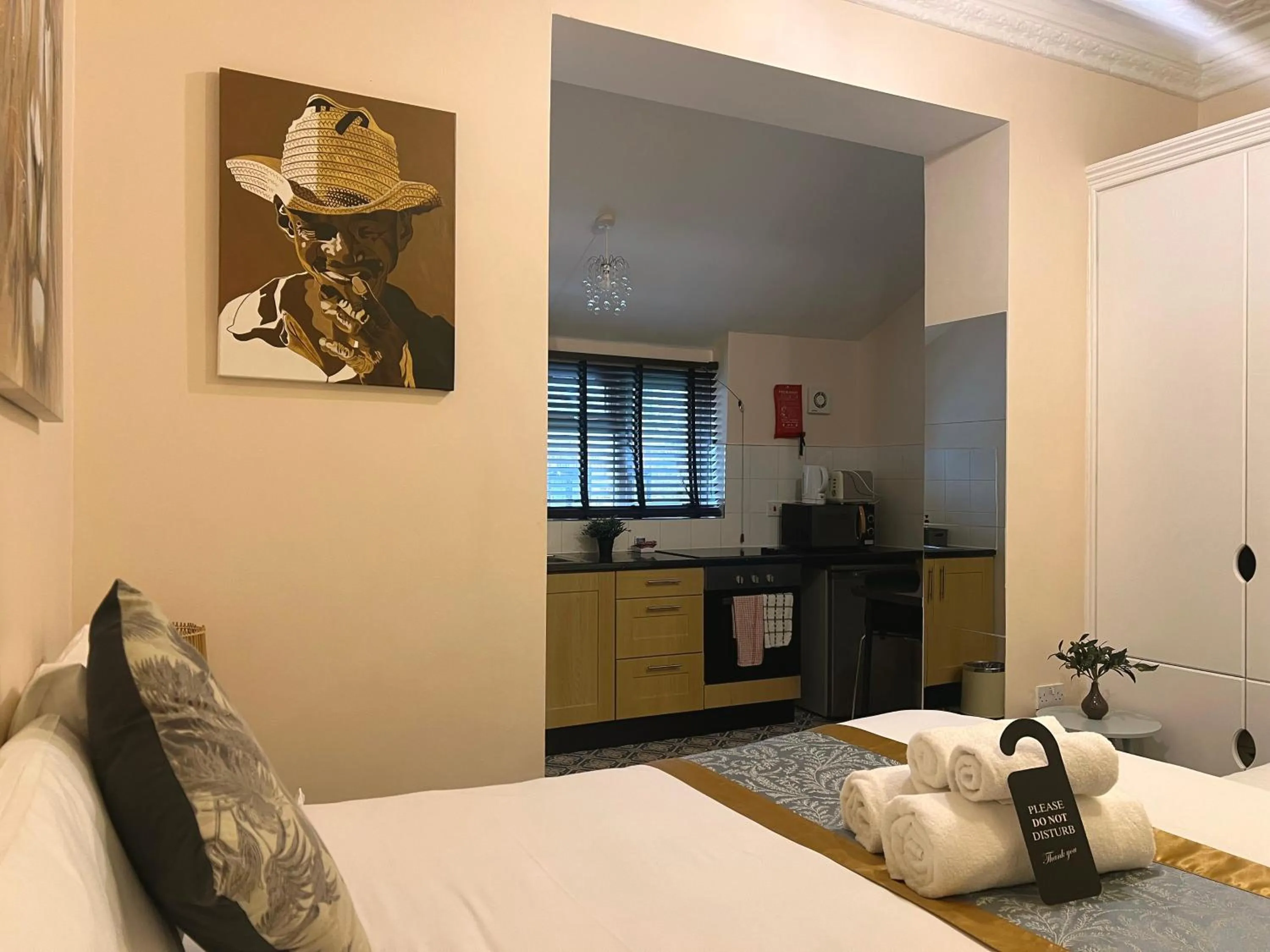 Kitchen or kitchenette, Bed in United Lodge Hotel