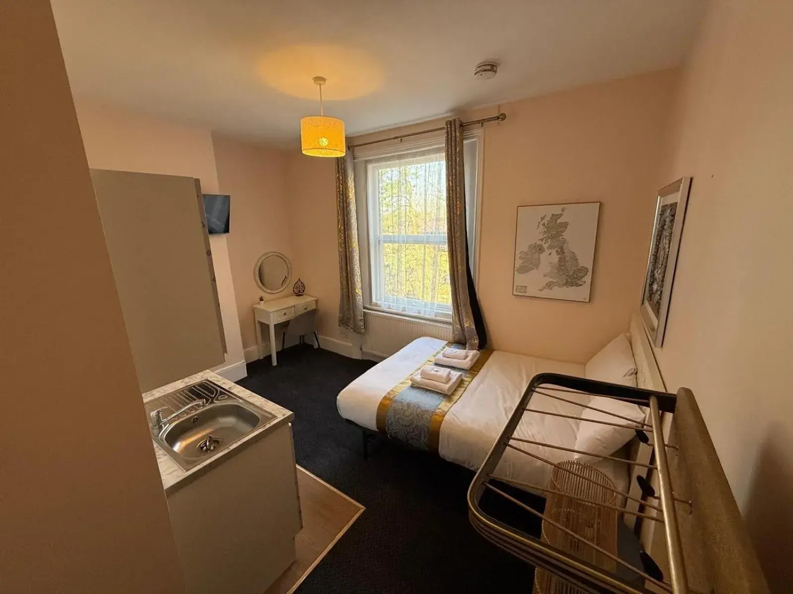 Kitchen or kitchenette, Bed in United Lodge Hotel Kitchen or kitchenette, Bed in United Lodge Hotel