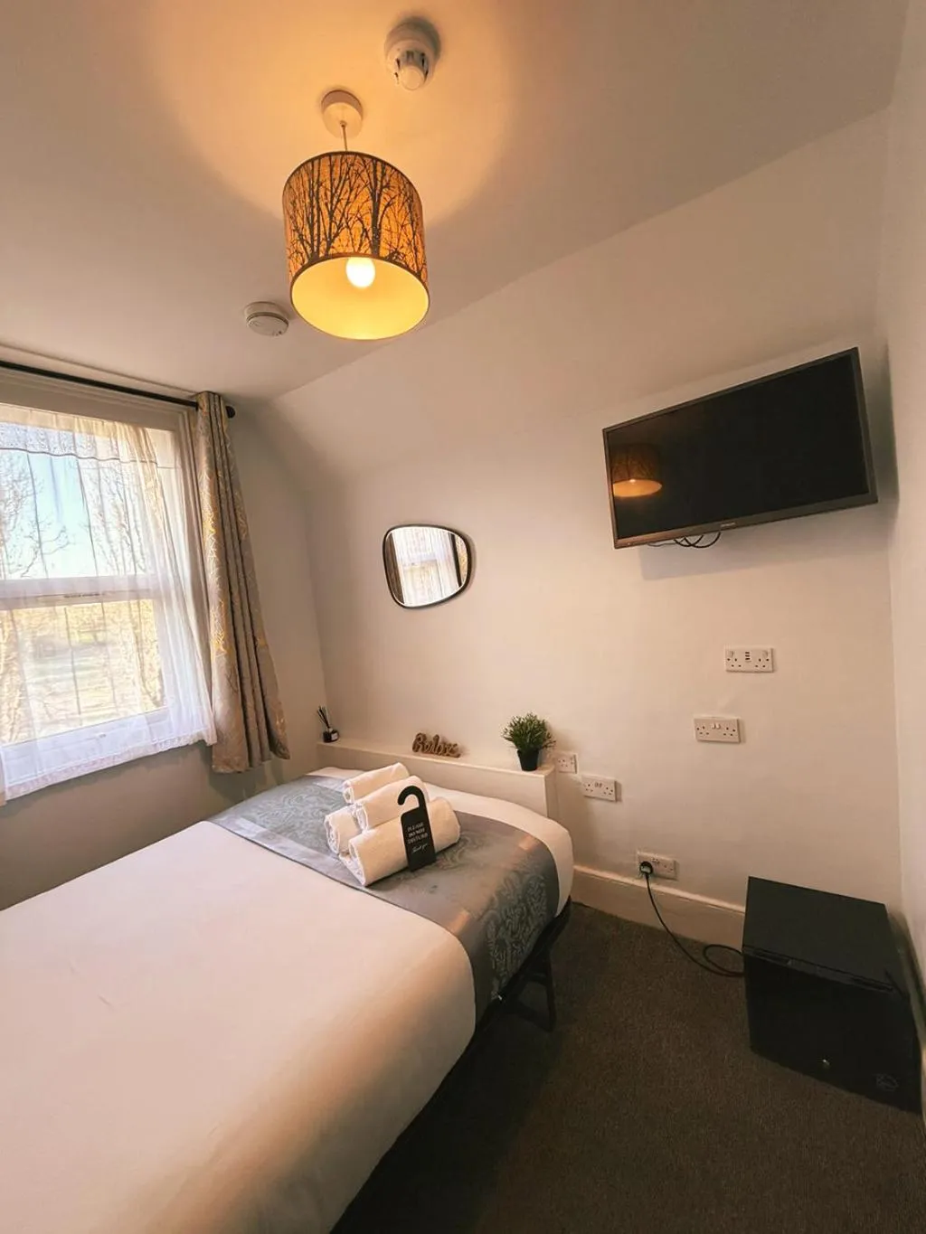 Communal lounge/ TV room, Bed in United Lodge Hotel