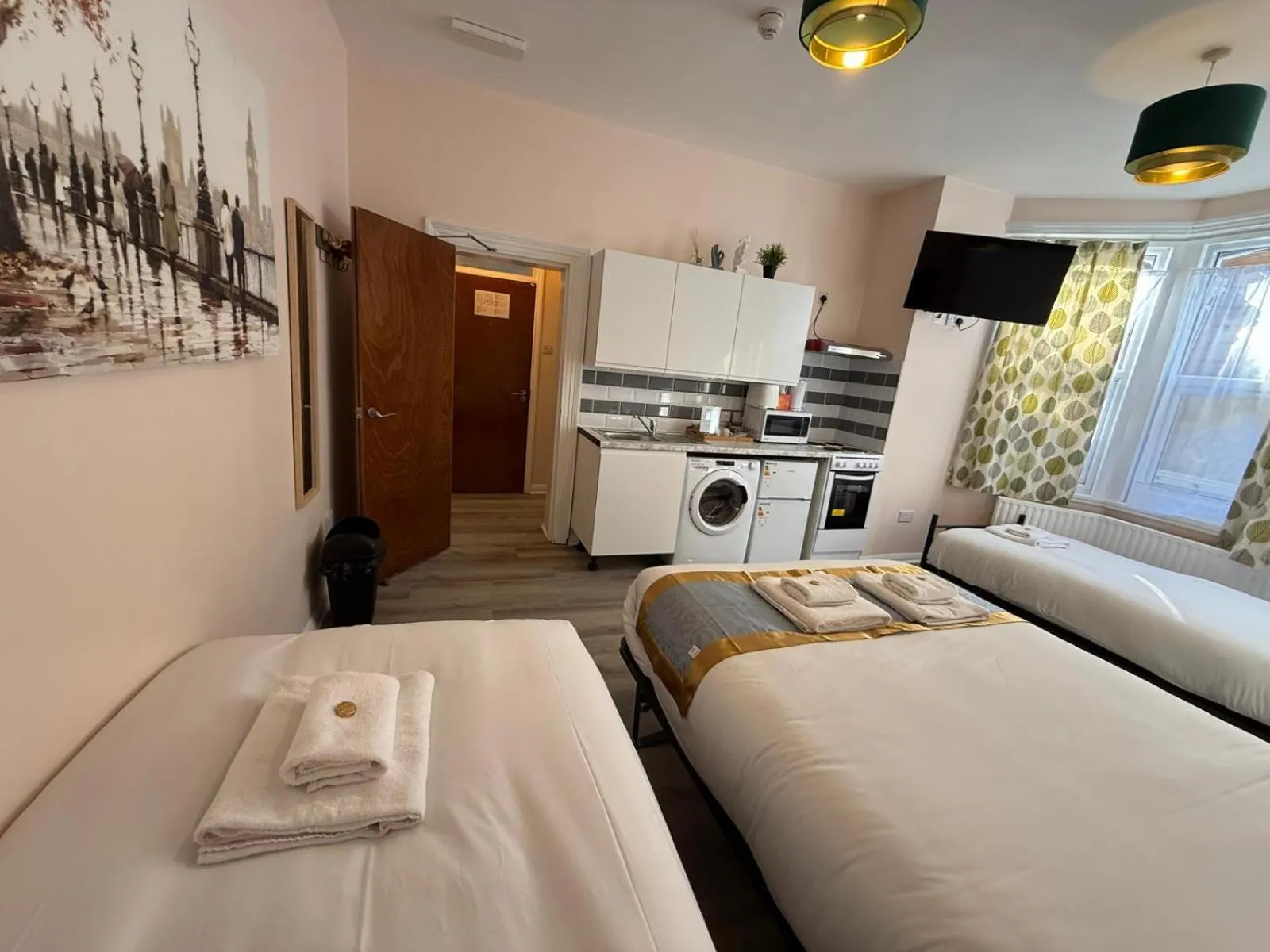 Kitchen or kitchenette, Bed in United Lodge Hotel