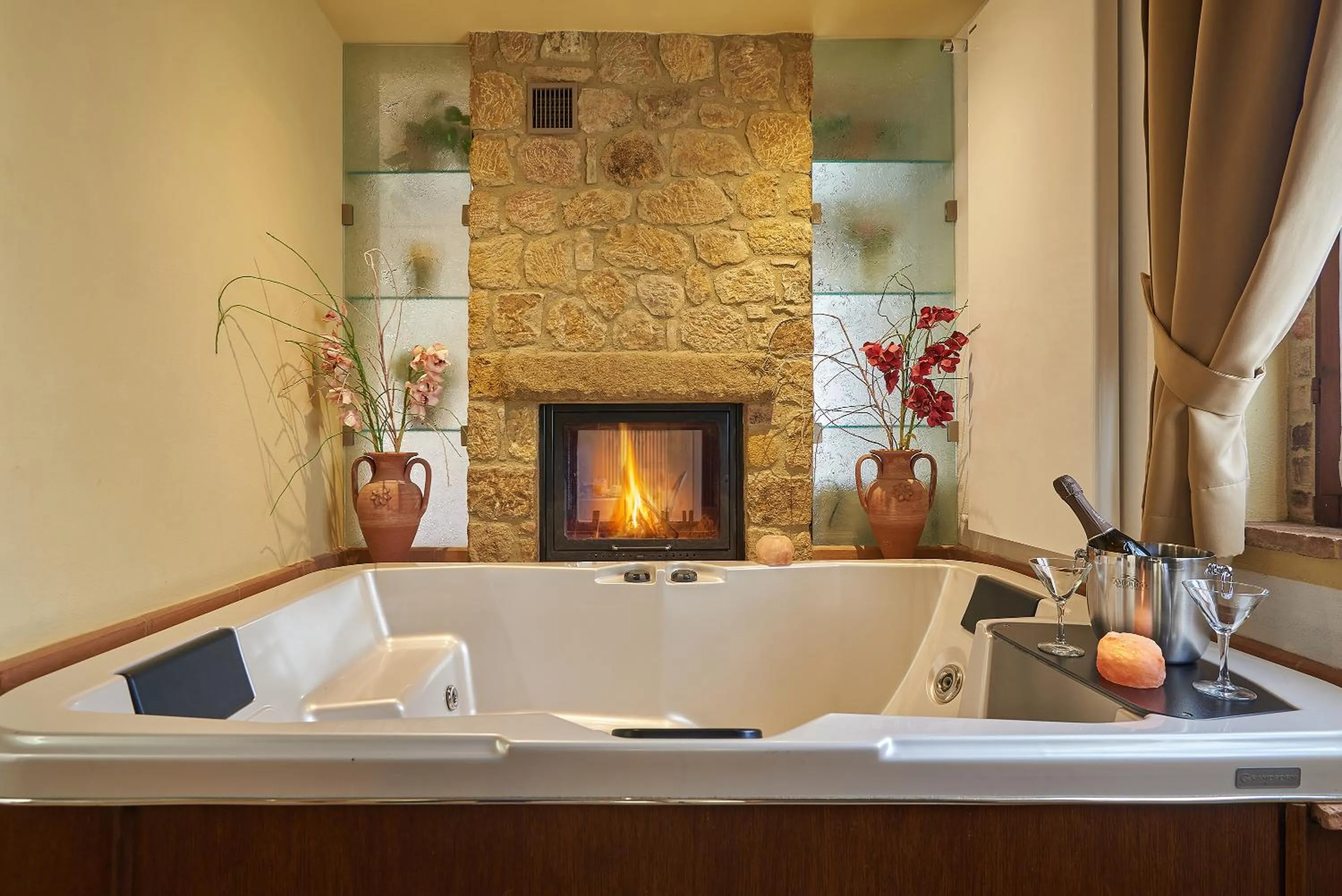 Hot Tub in Agriturismo Bonello