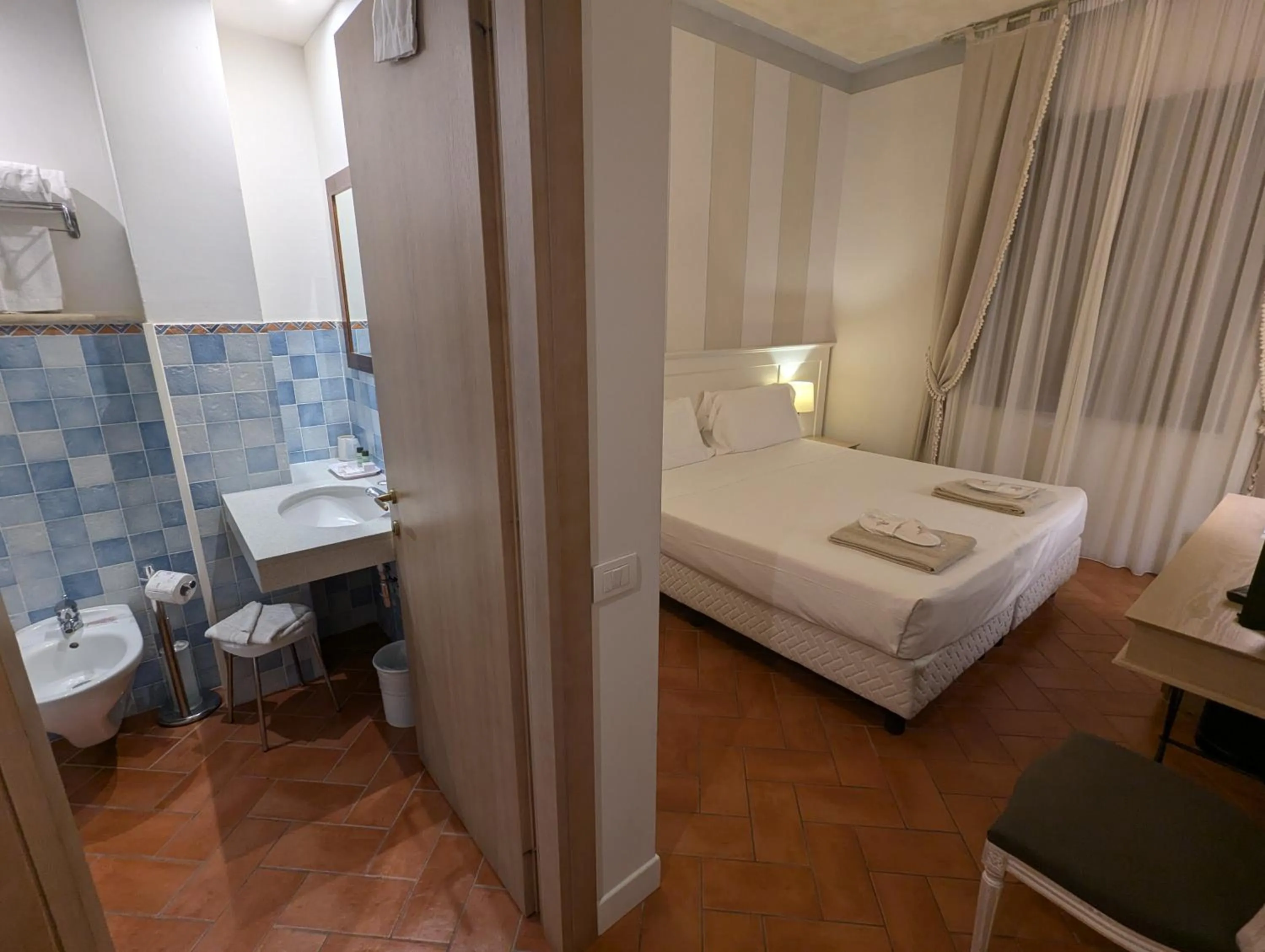 Bathroom, Bed in Saturnia Tuscany Hotel