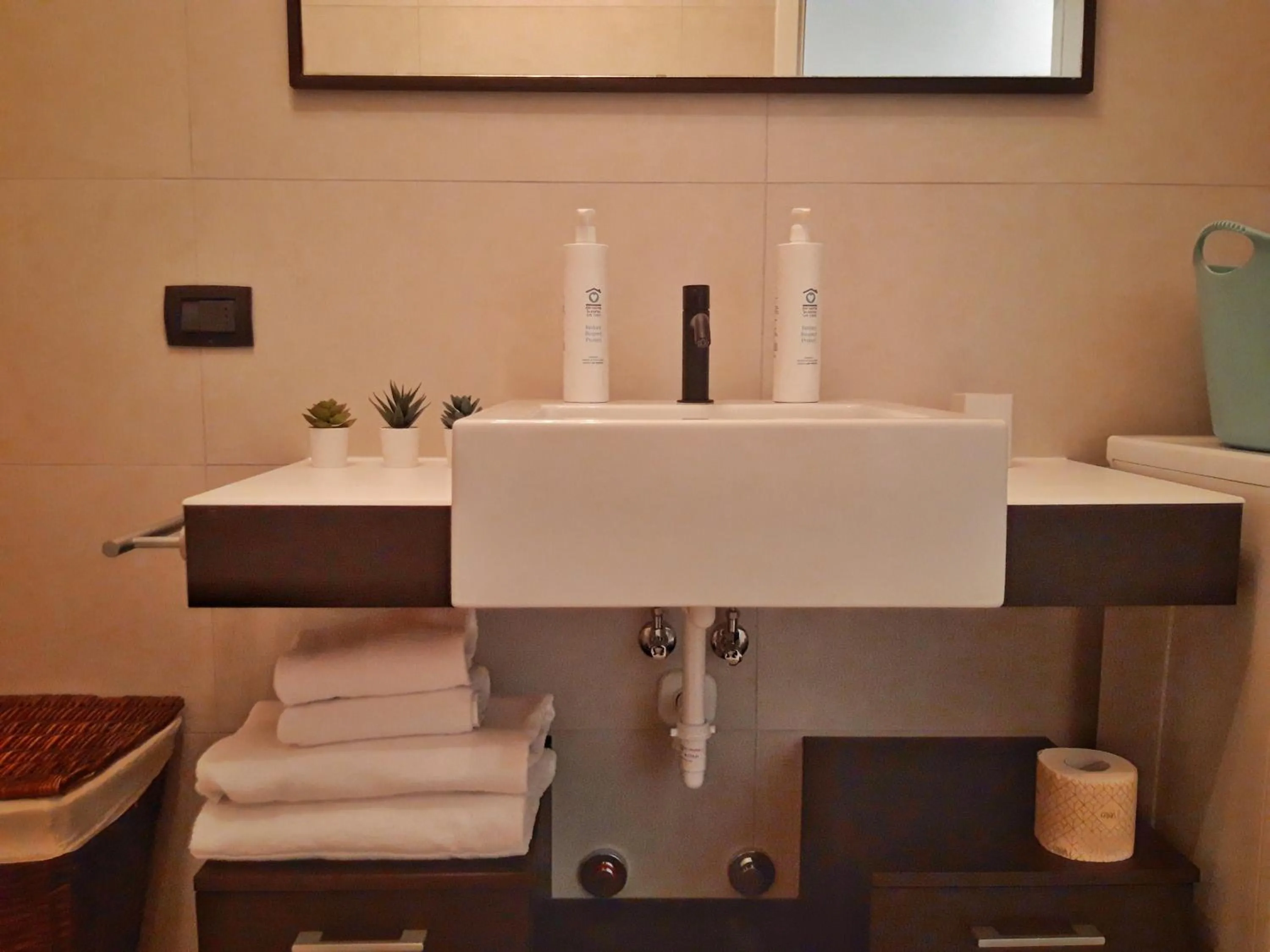 Bathroom in Lake View Gateway - by MyHomeInComo