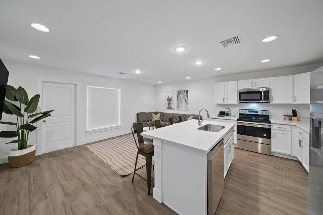 Brand New House! 10 Minutes to the Beach!