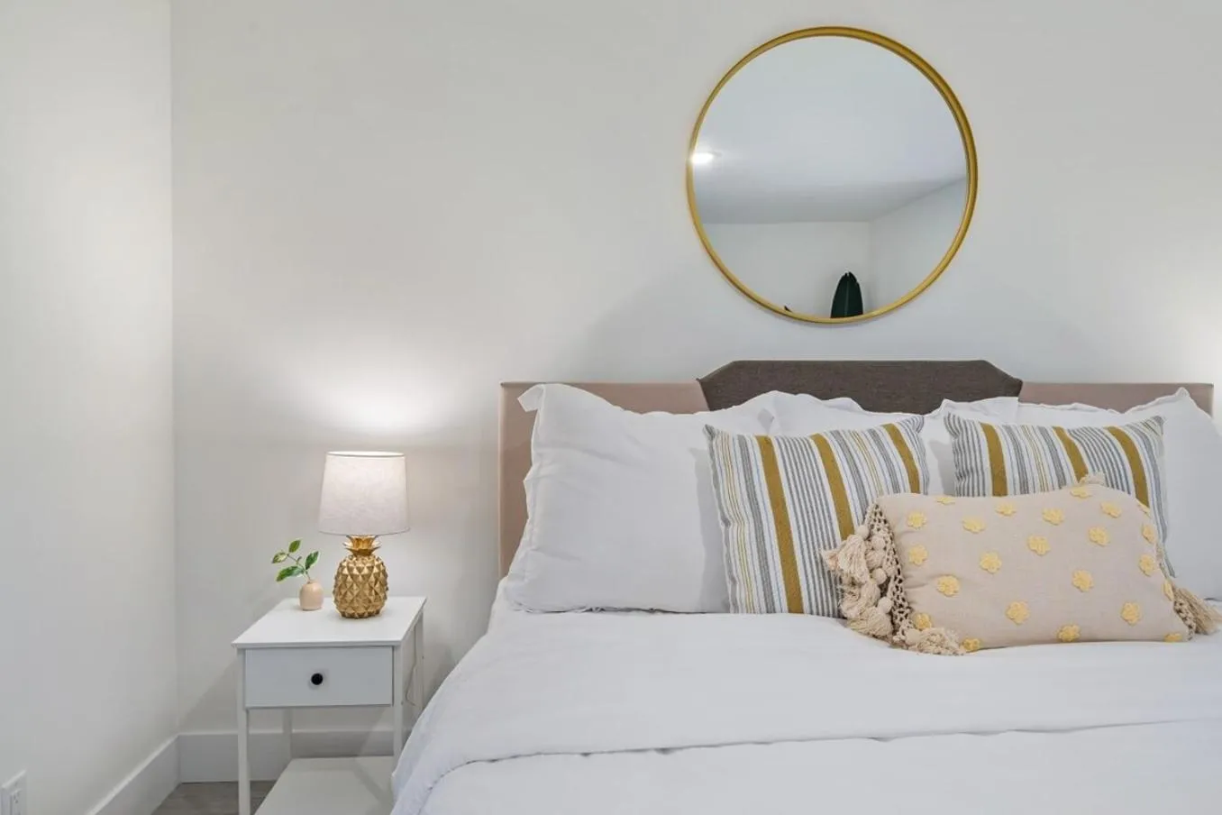 Bed in Brand New House! 10 Minutes to the Beach!