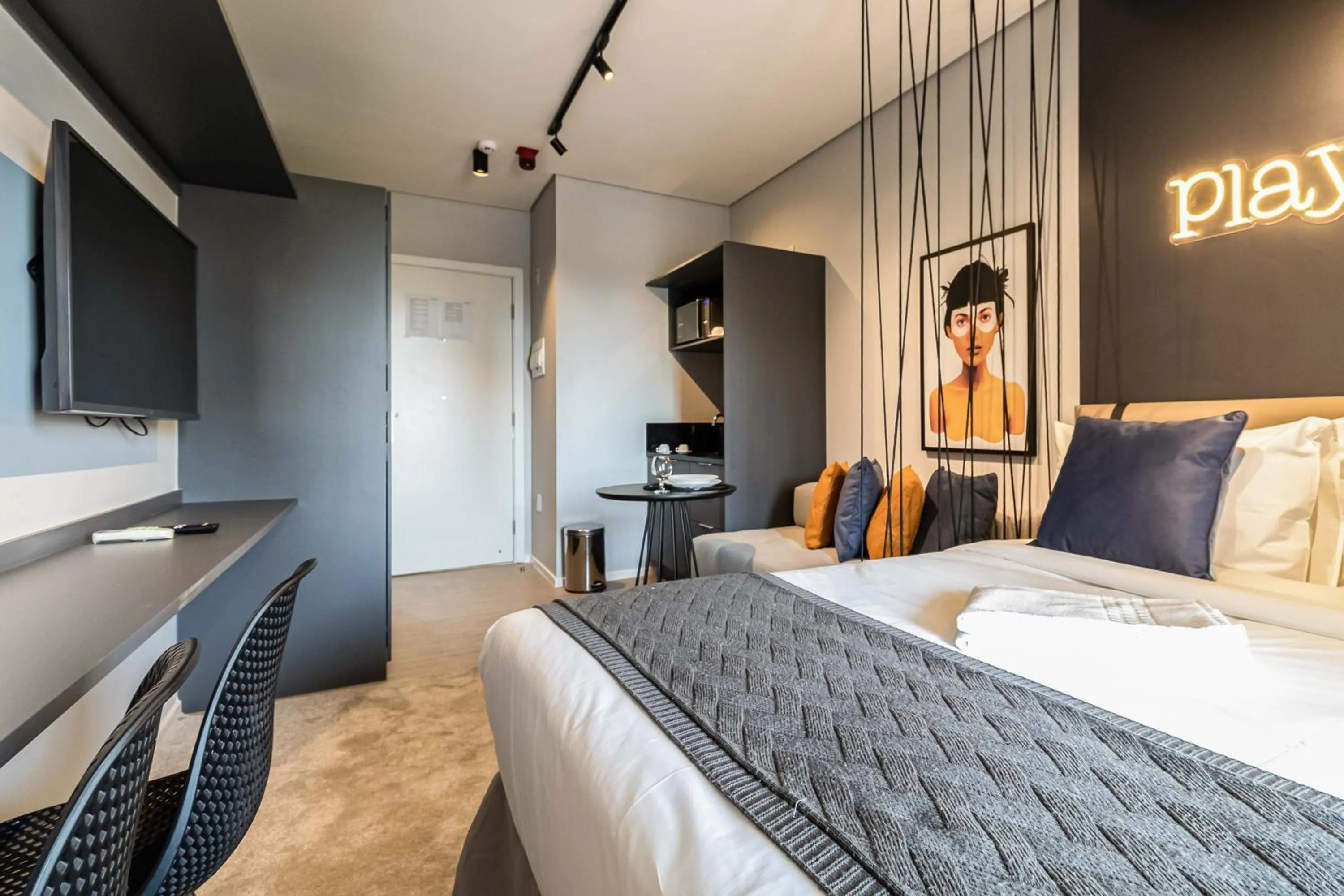 Photo of the whole room, Bed in Charlie Houx Pinheiros