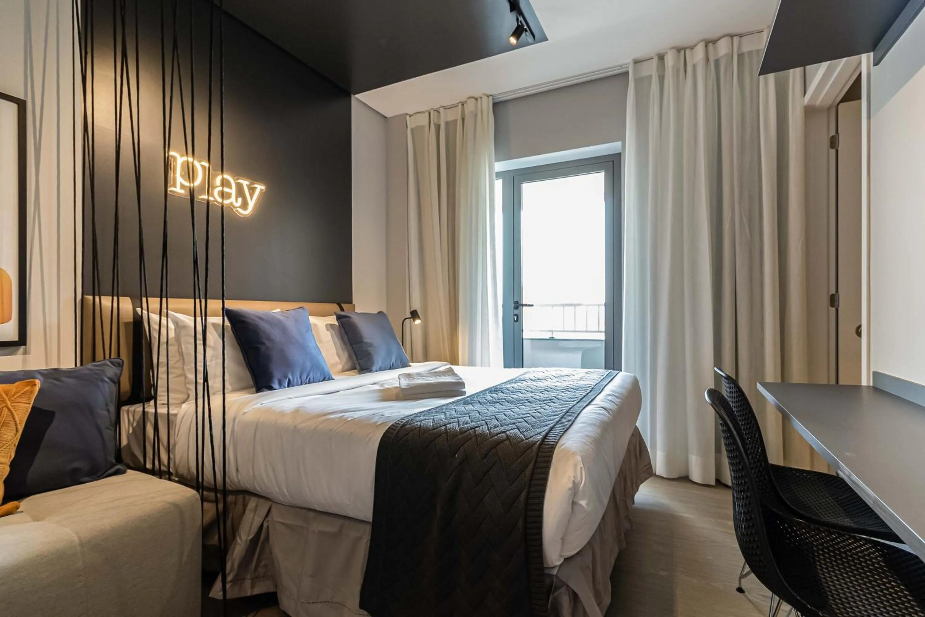 Bedroom, Bed in Charlie Houx Pinheiros