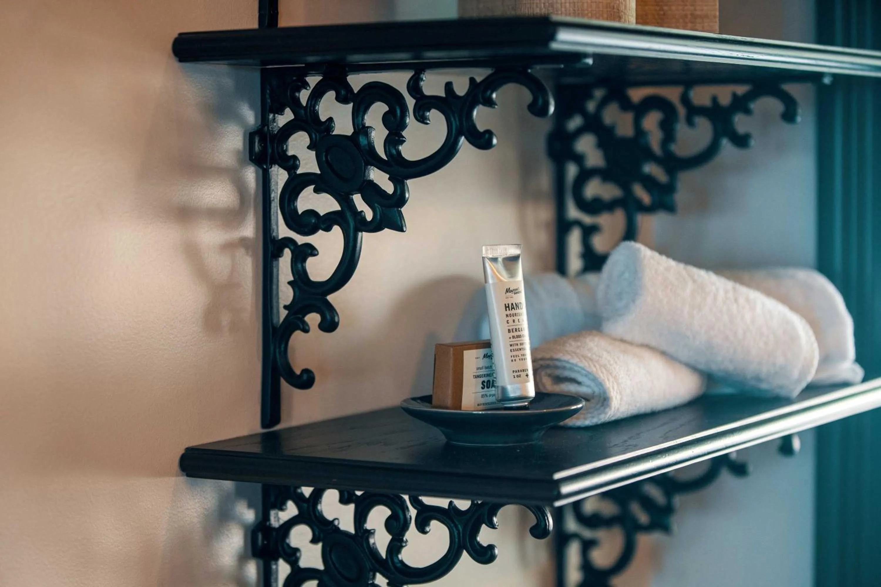 Bathroom, Bed in El Caminante Bar & Bungalows