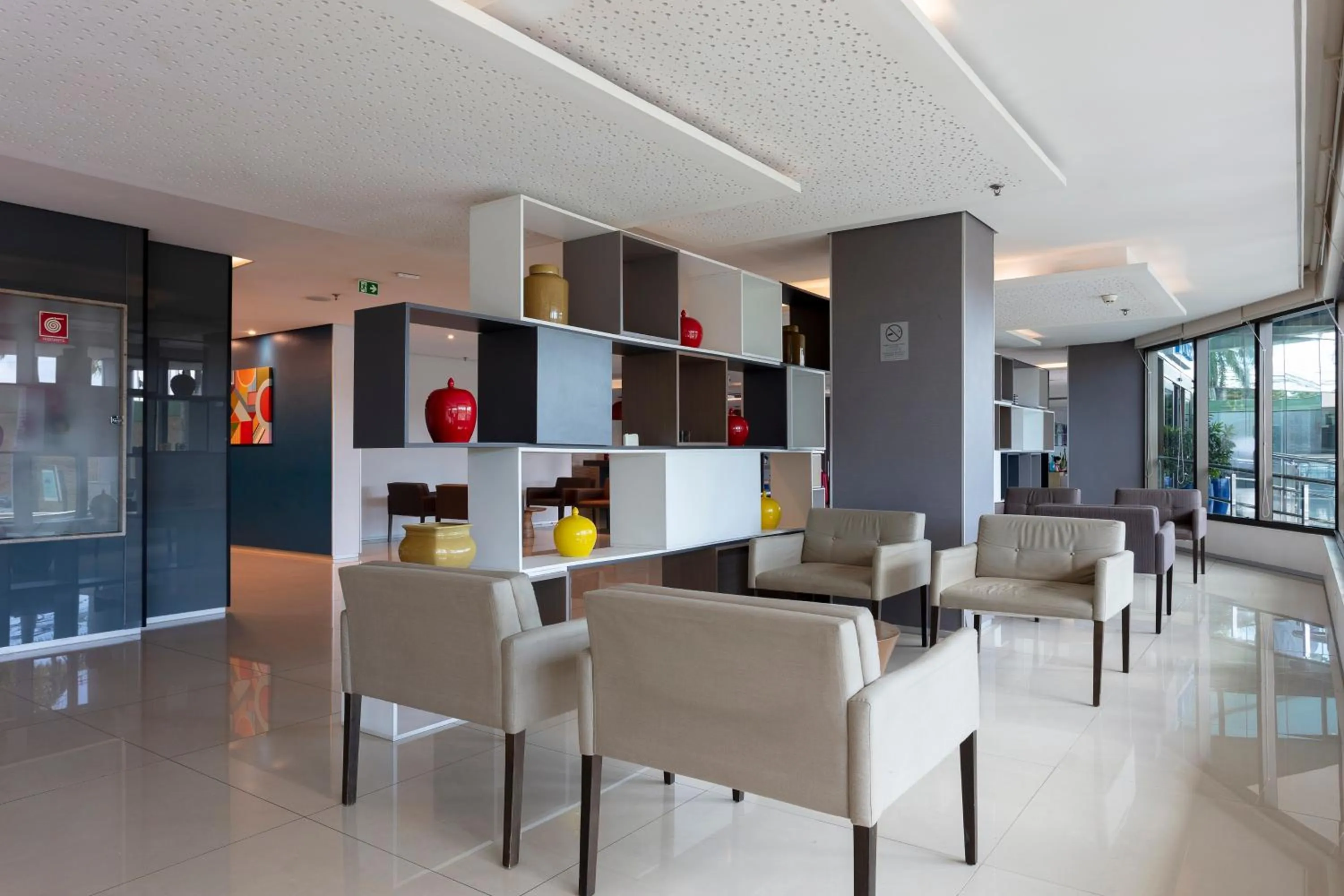 Seating area in Wyndham Salvador Hangar Aeroporto