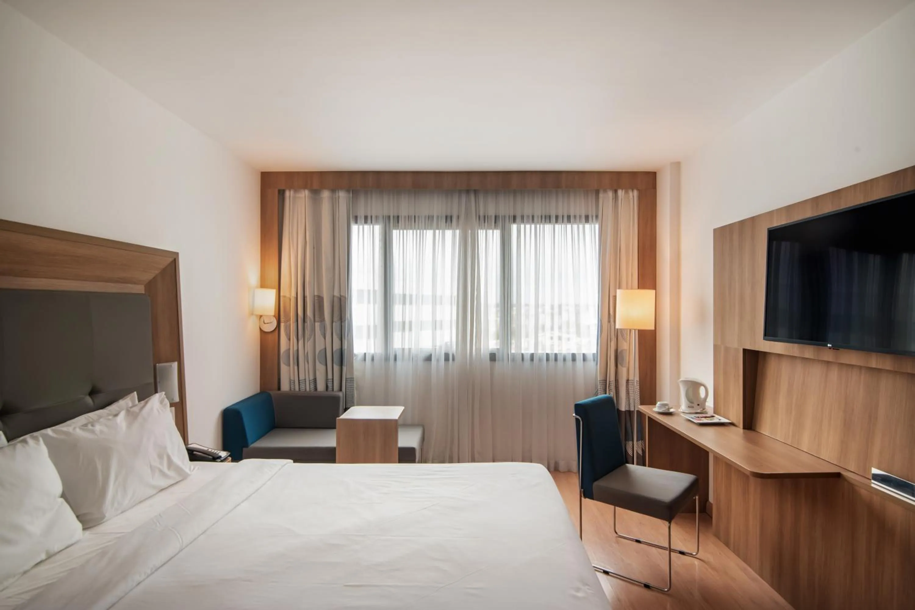 View (from property/room), Bed in Wyndham Salvador Hangar Aeroporto