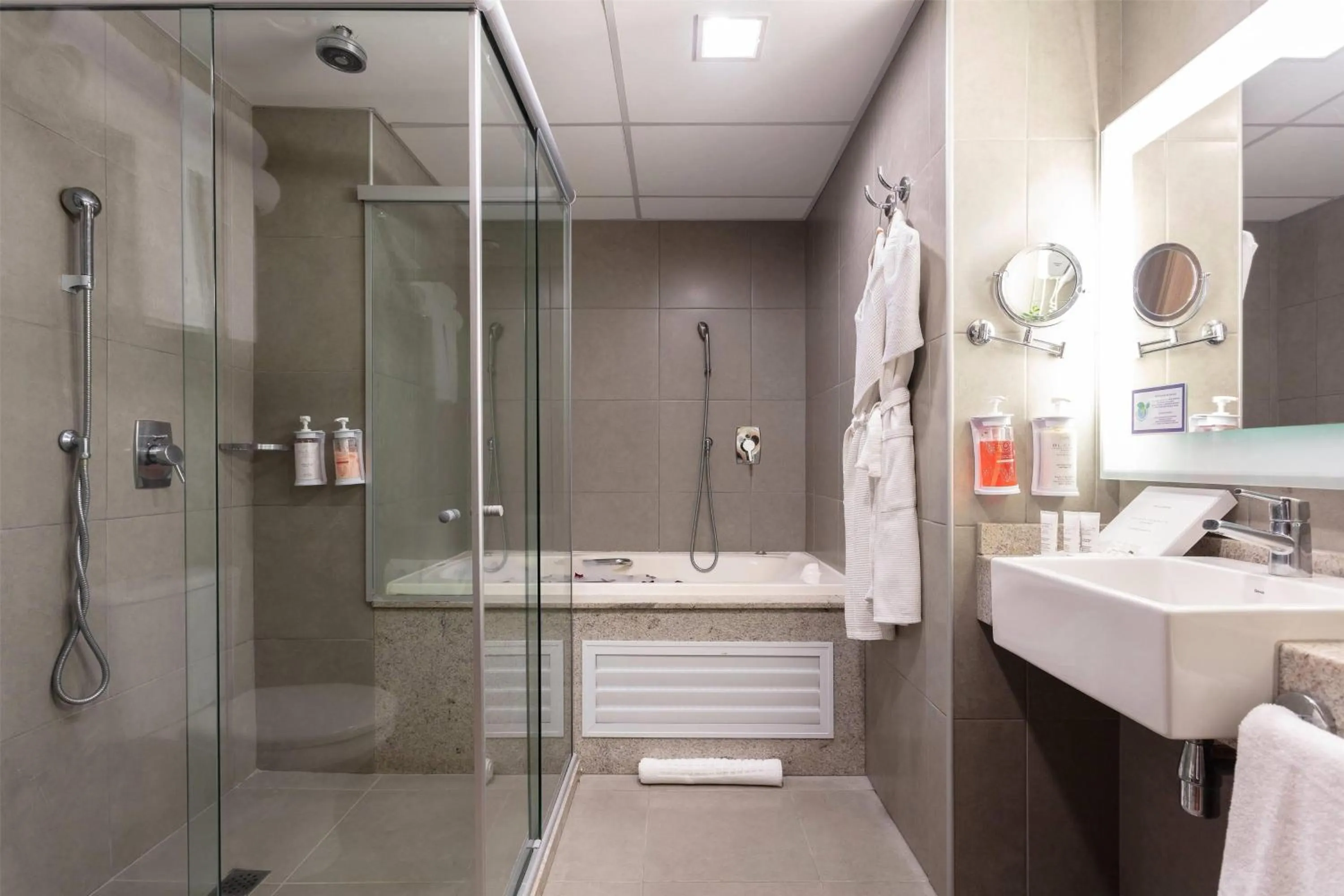 Bathroom in Wyndham Salvador Hangar Aeroporto