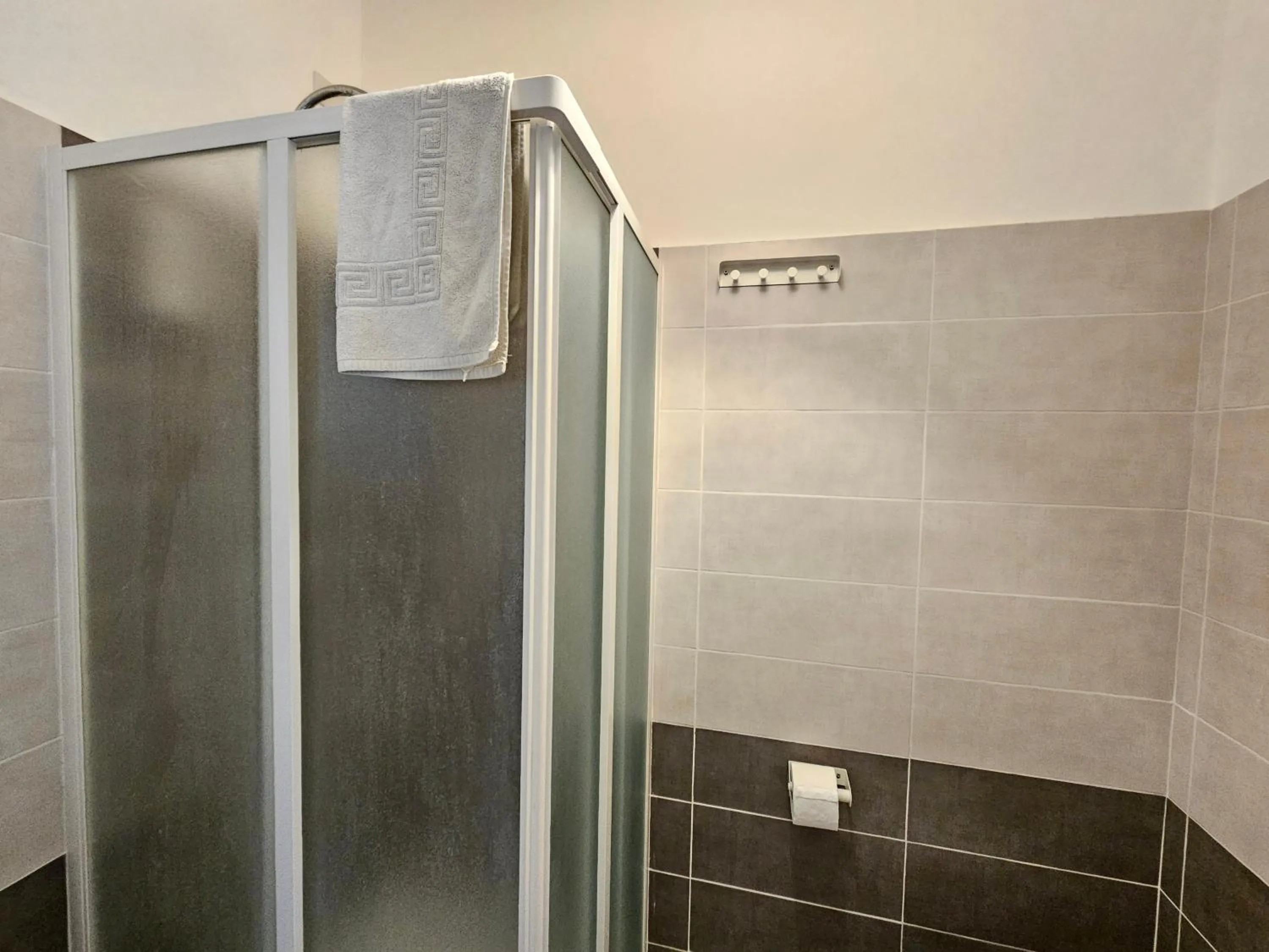 Shower in B&B Via Nazionale