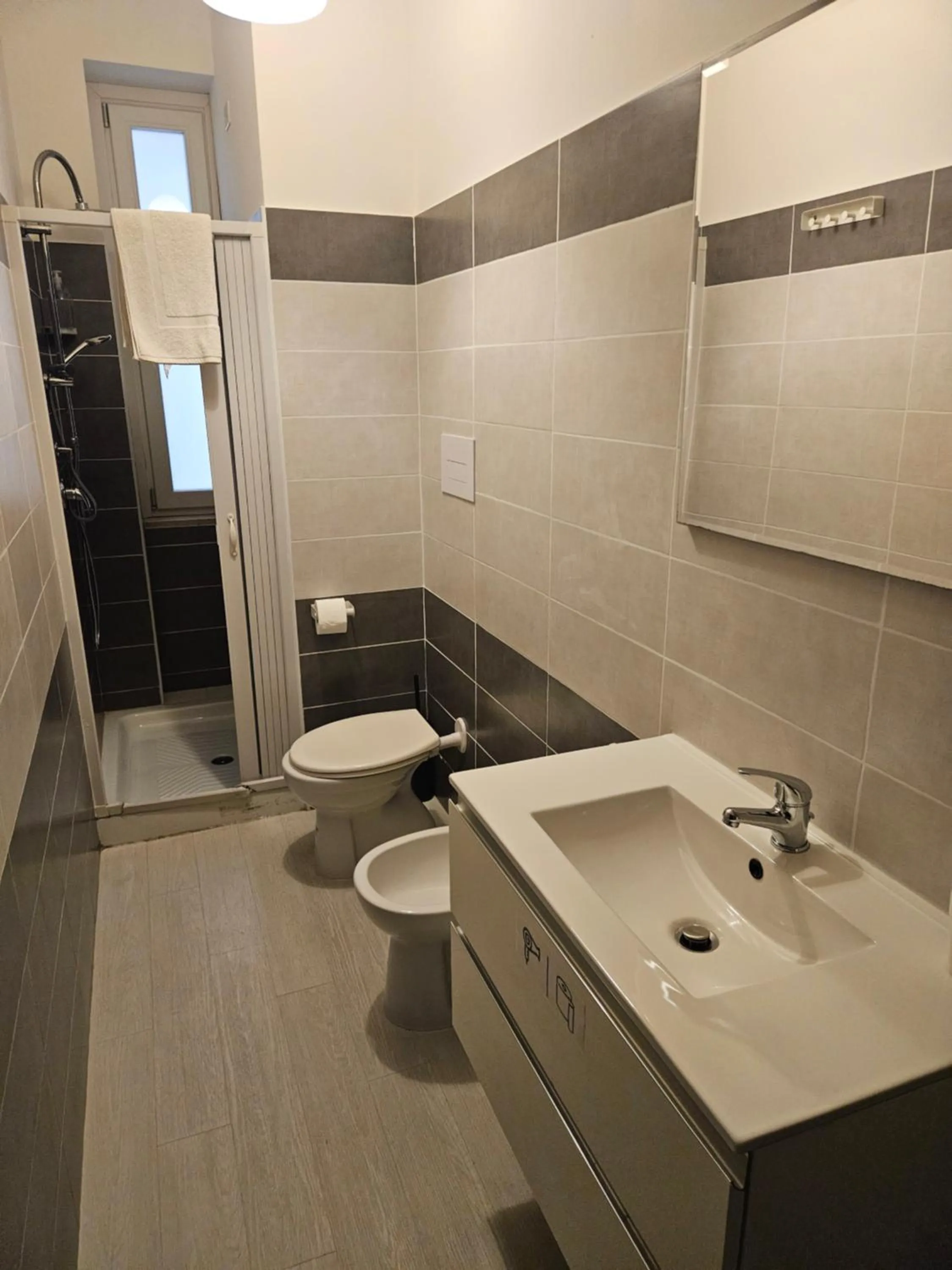 Shower in B&B Via Nazionale