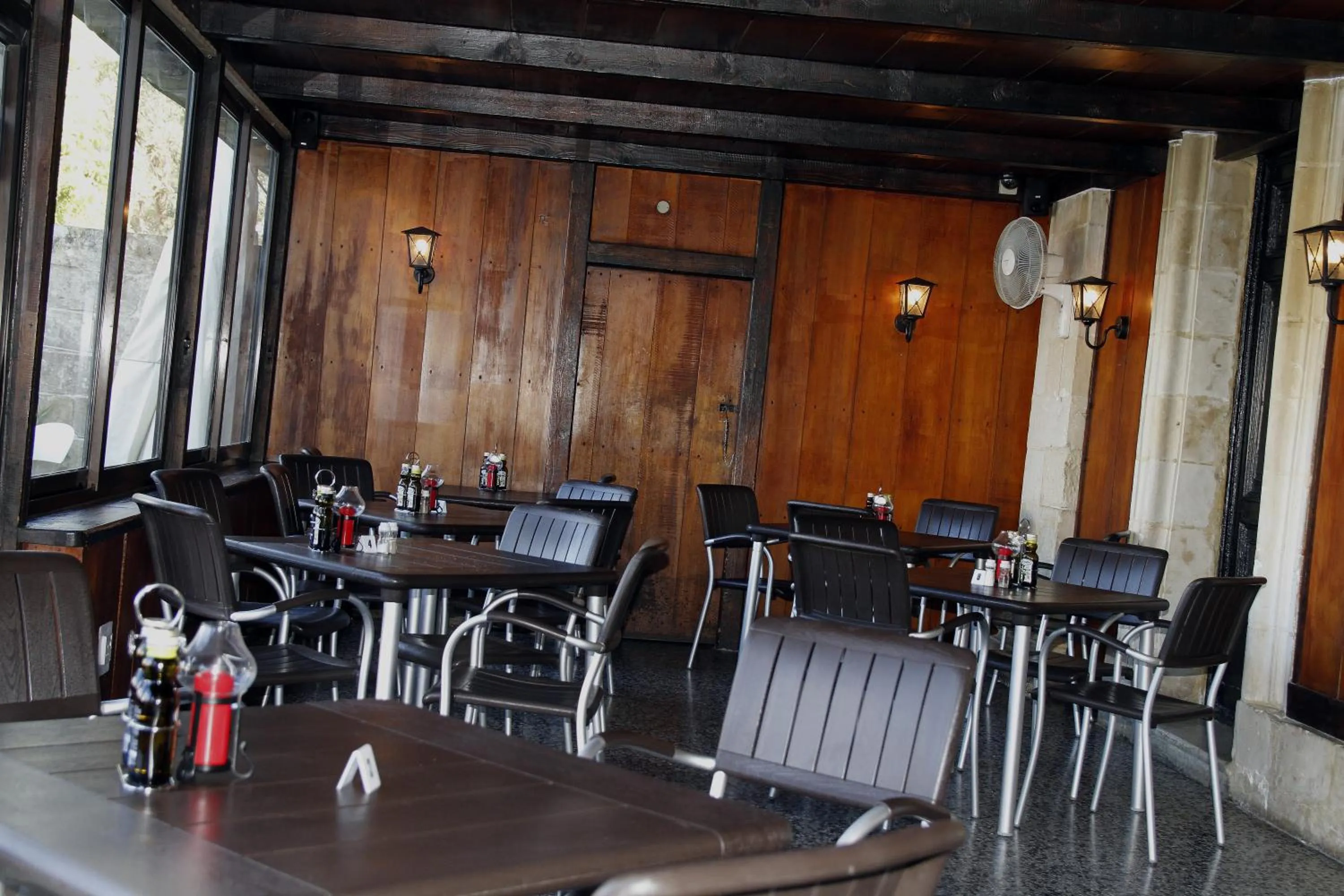 Restaurant/places to eat in Point de vue Guesthouse