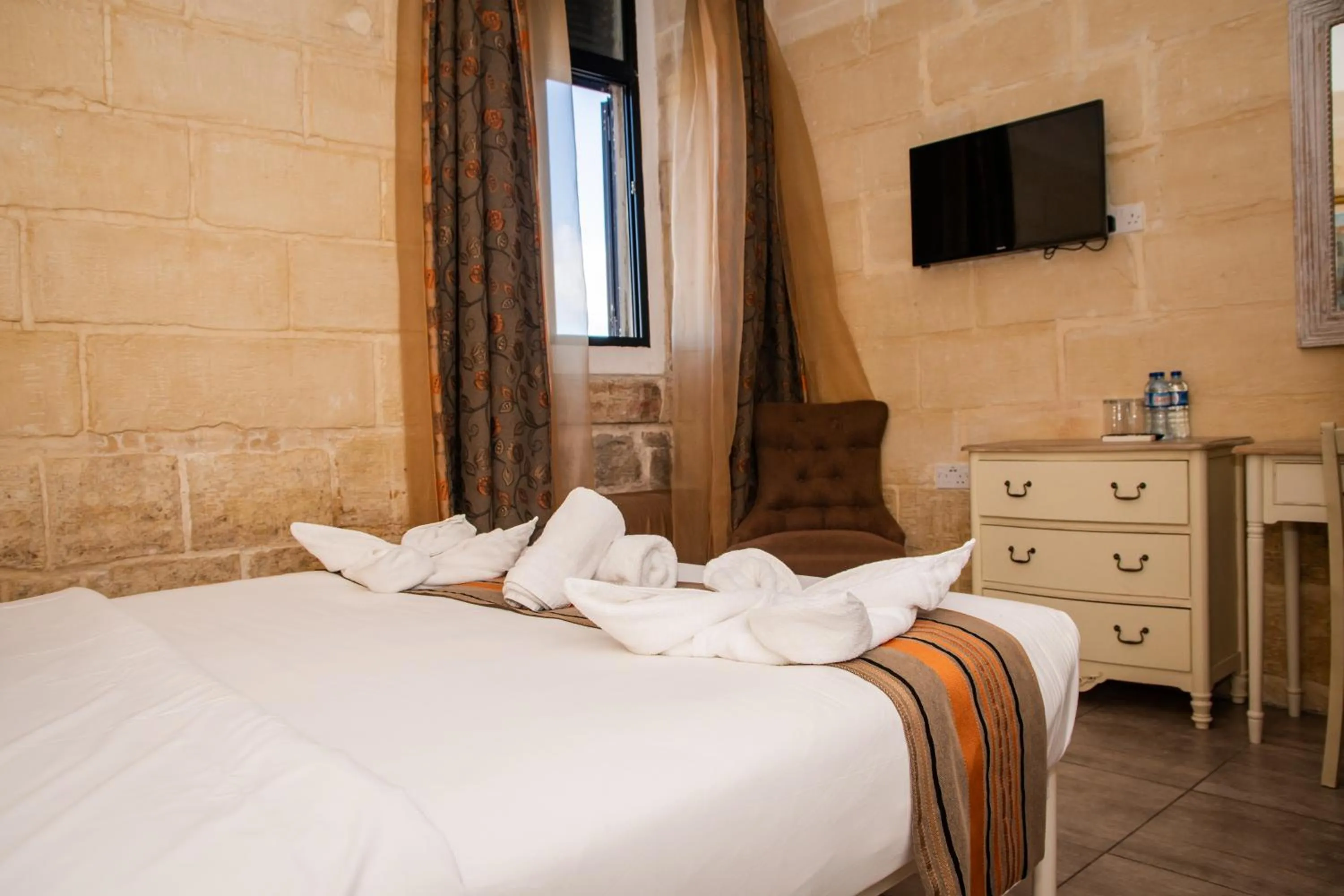 Photo of the whole room, Bed in Point de vue Guesthouse