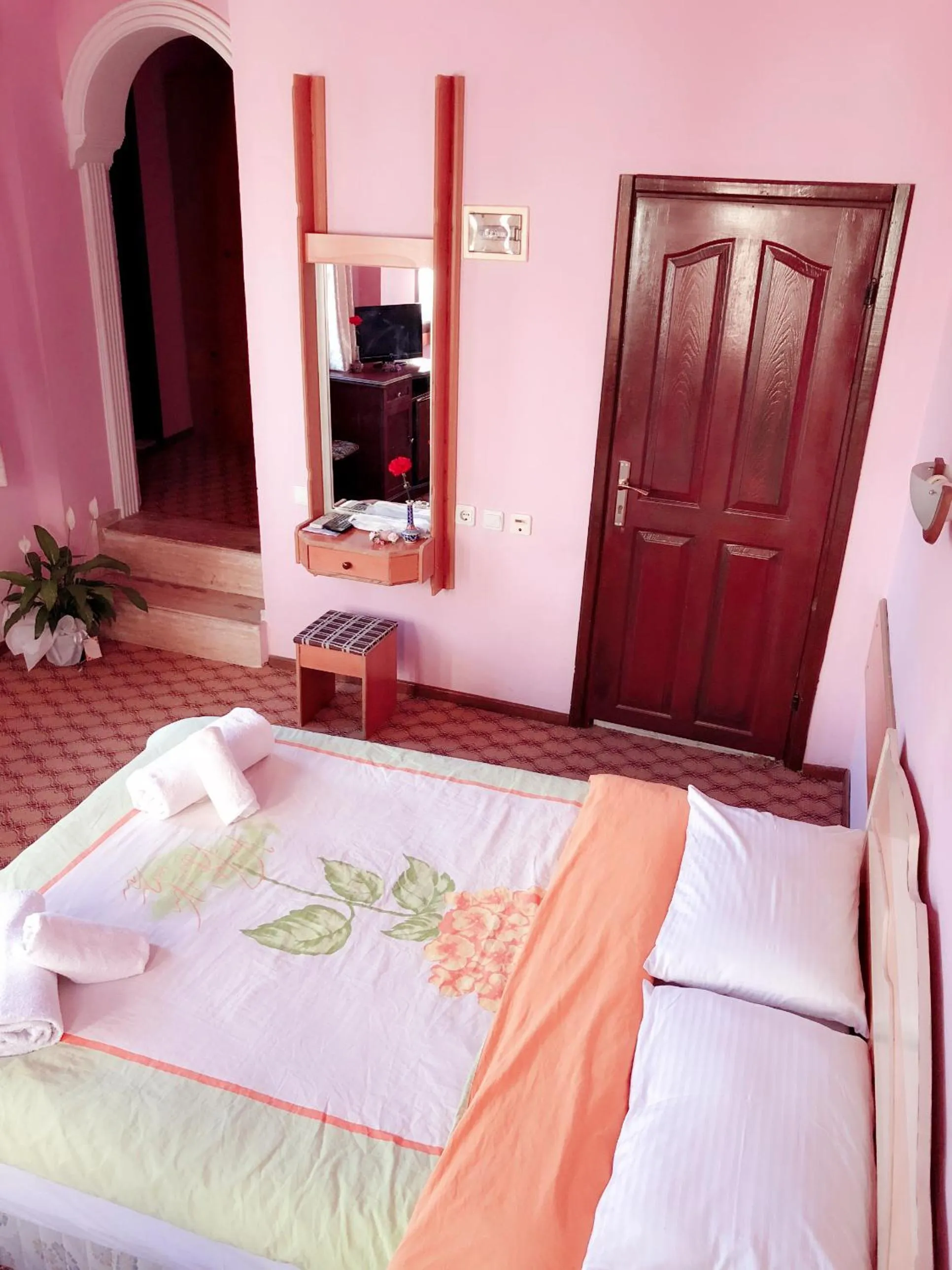 Shower, Bed in Hotel Karyatit Kaleici