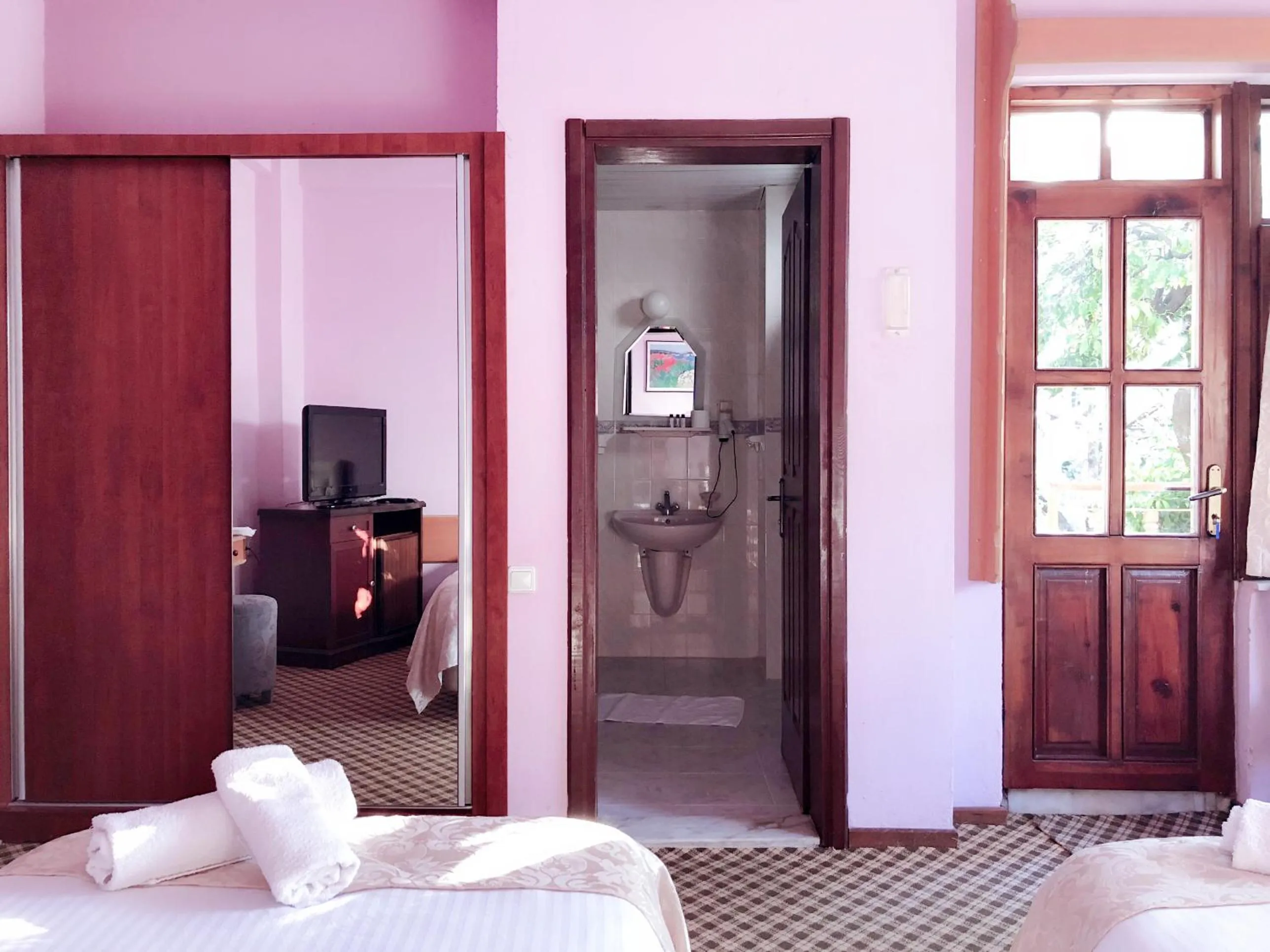 Shower, Bed in Hotel Karyatit Kaleici