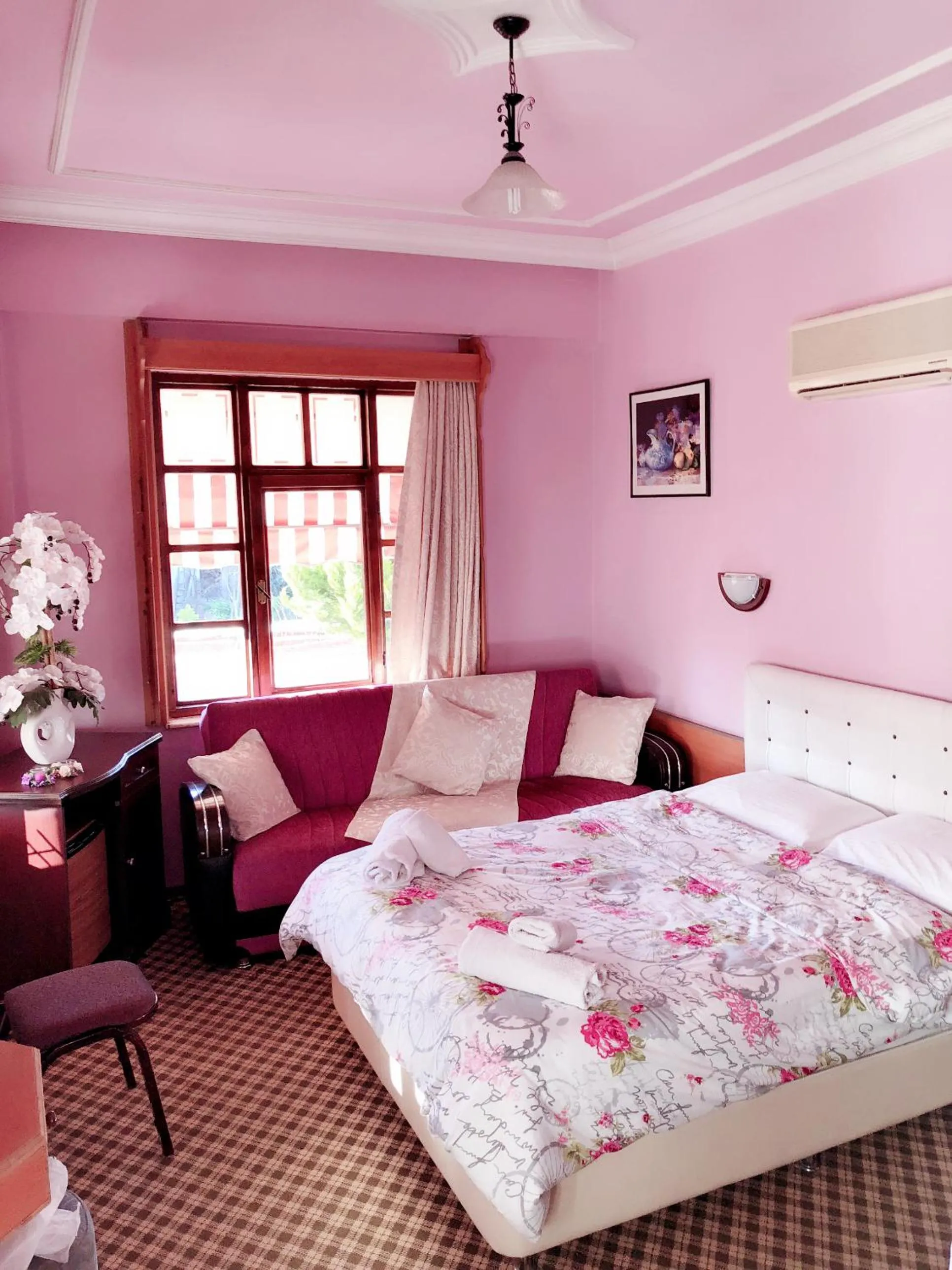 Shower, Bed in Hotel Karyatit Kaleici