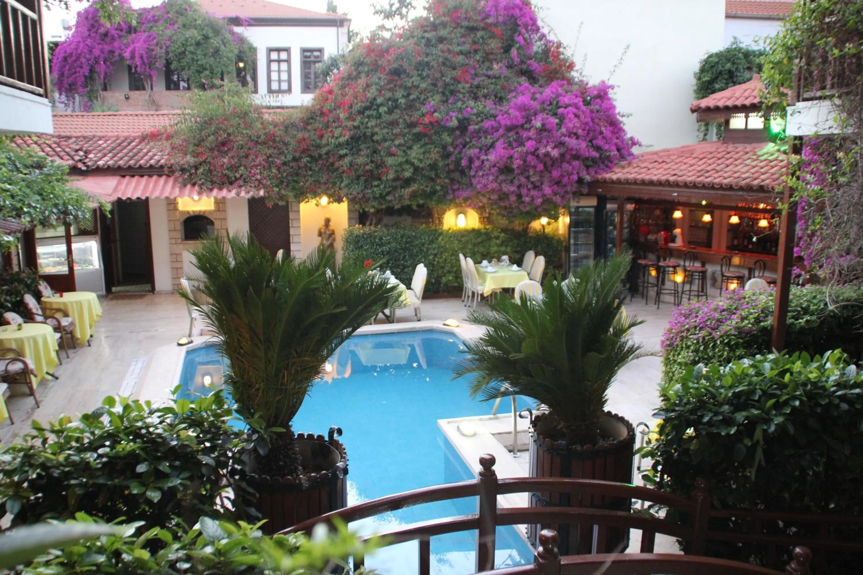 Restaurant/places to eat in Hotel Karyatit Kaleici