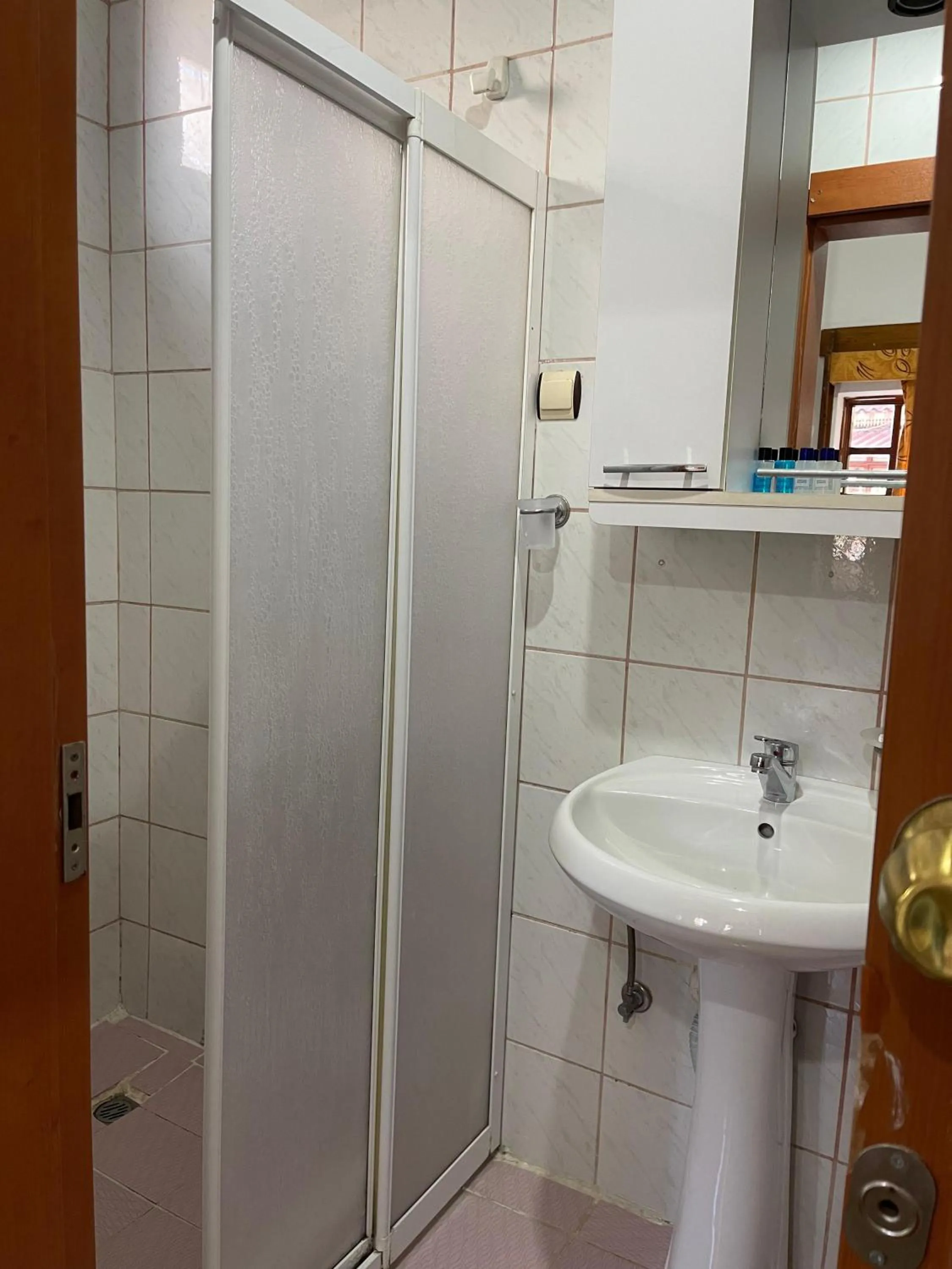 Shower in Hotel Karyatit Kaleici