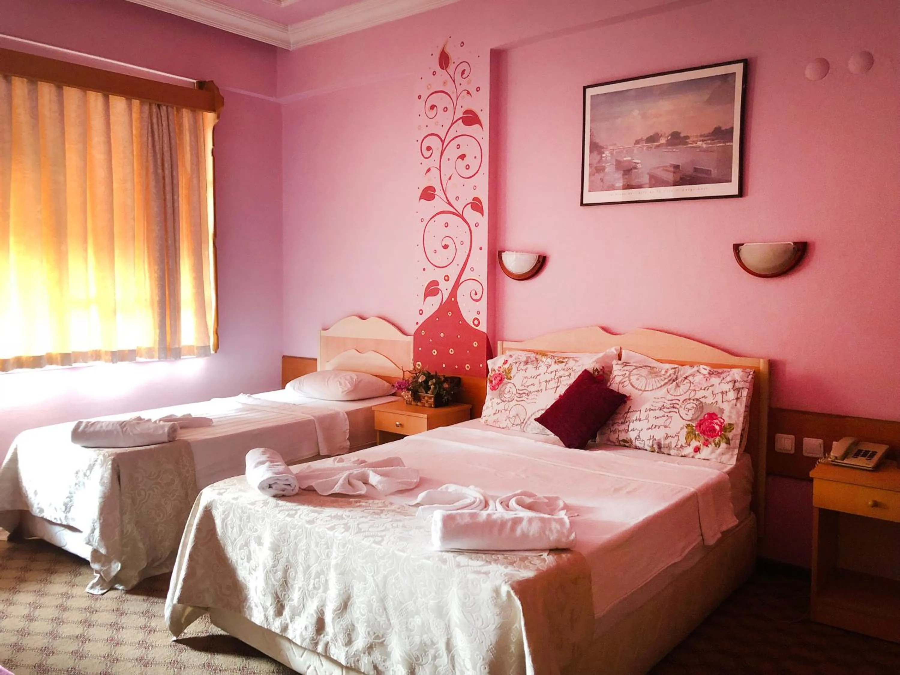 Shower, Bed in Hotel Karyatit Kaleici