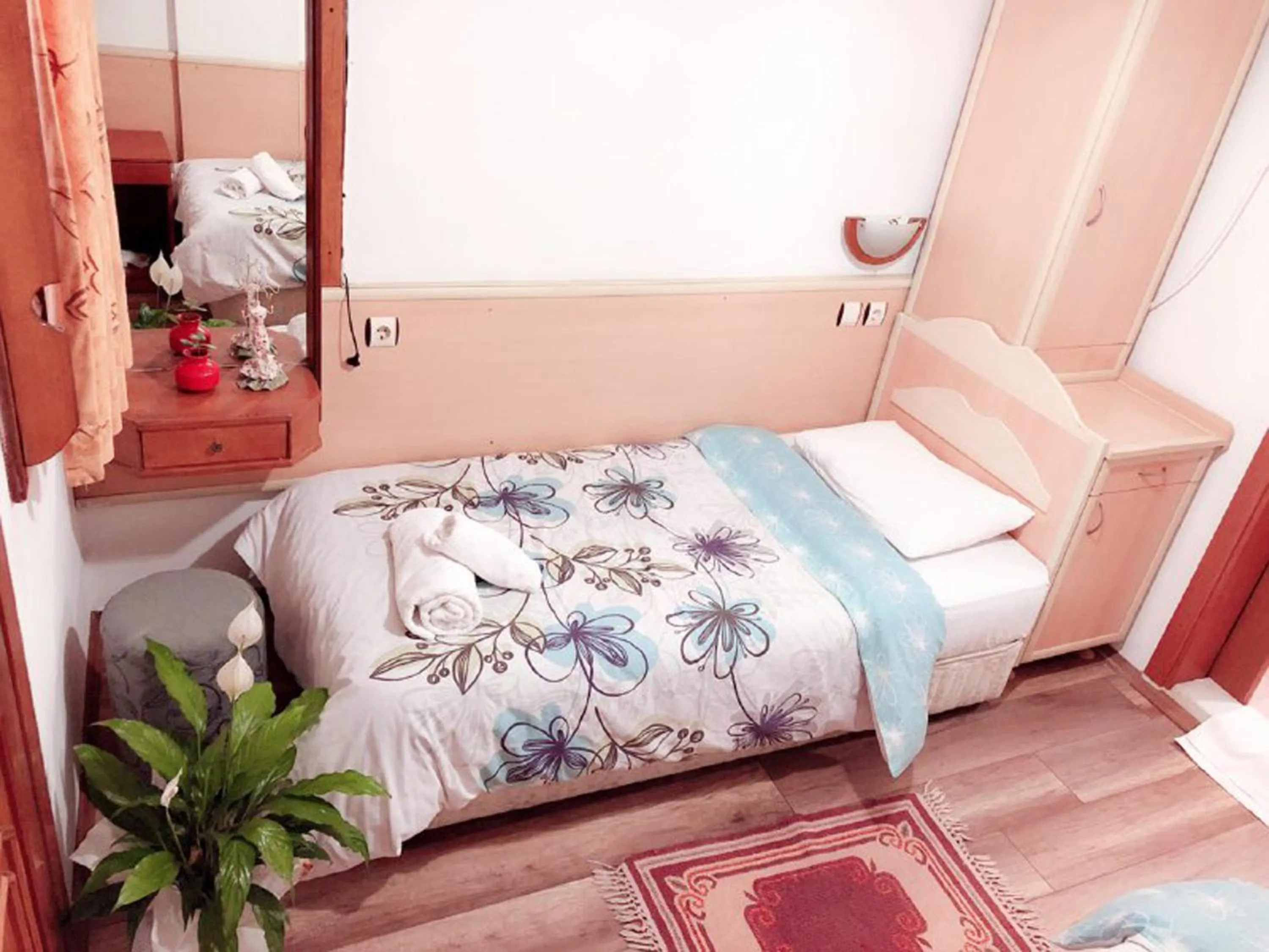 Bathroom, Bed in Hotel Karyatit Kaleici