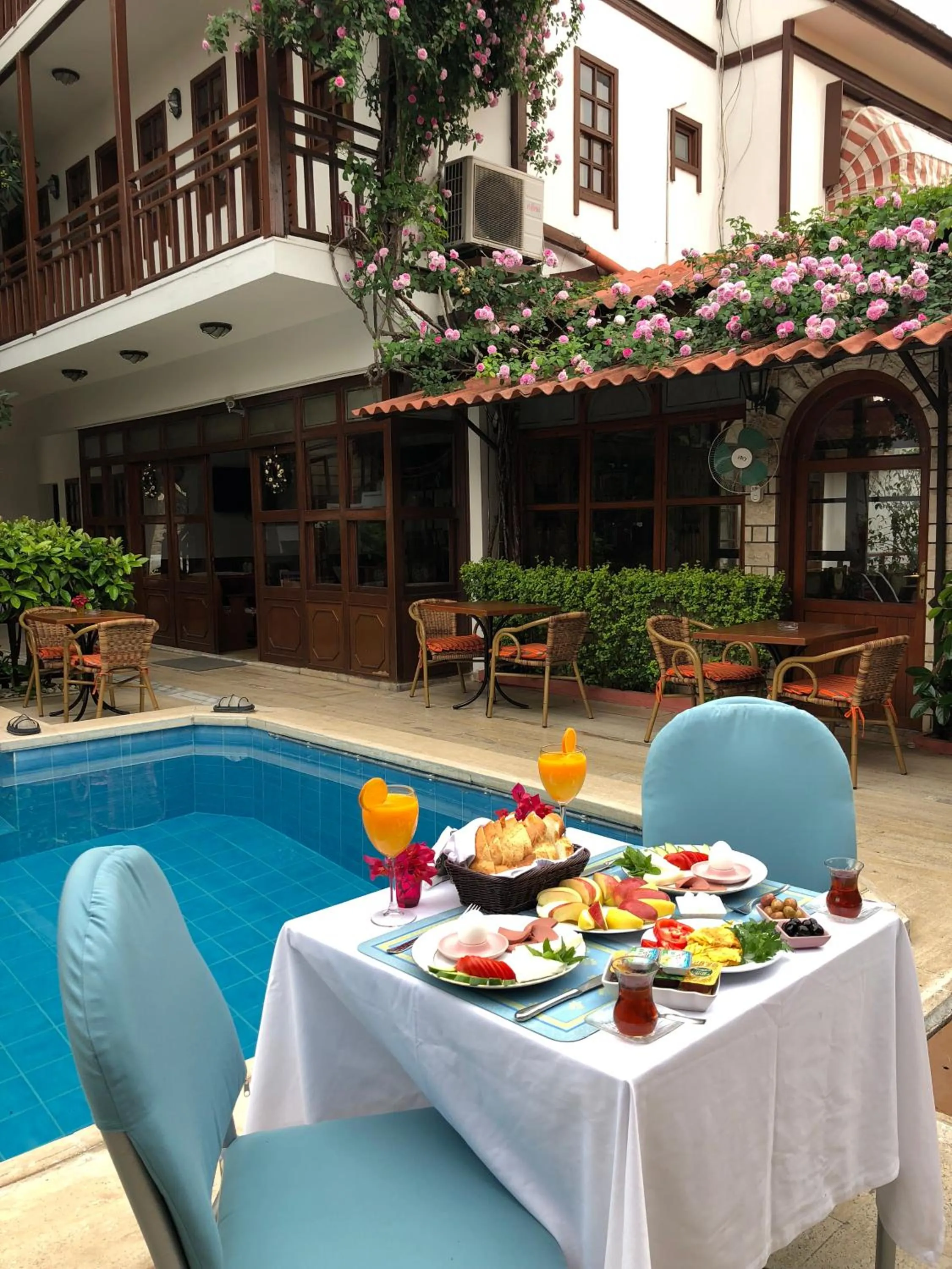 Restaurant/places to eat in Hotel Karyatit Kaleici