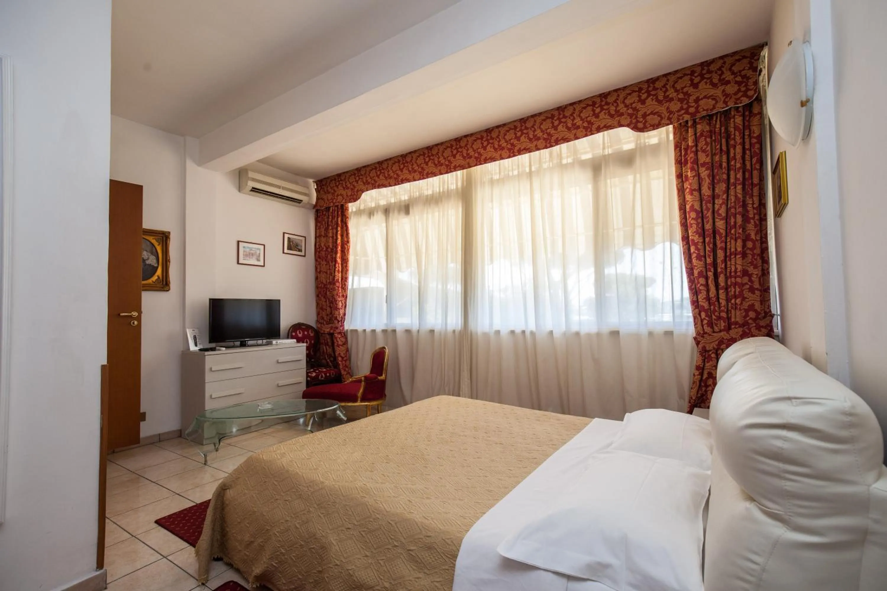 Photo of the whole room, Bed in Hotel Giulietta e Romeo
