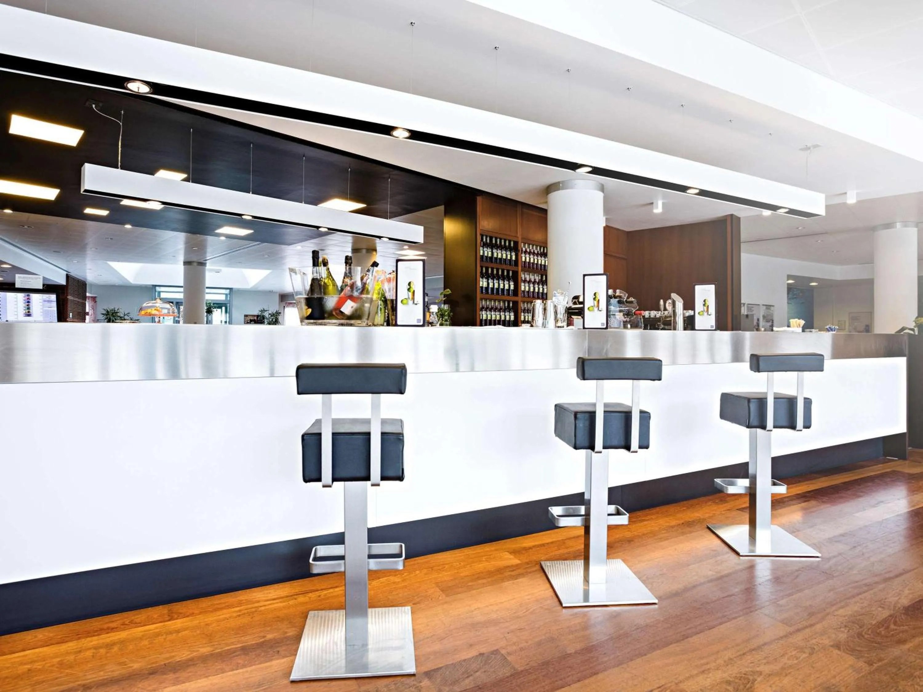 Lounge or bar in Novotel Milano Malpensa Aeroporto