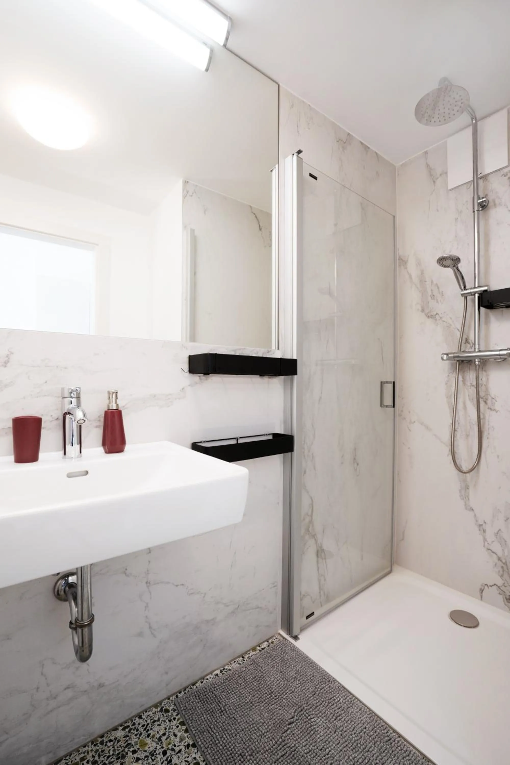 Shower in easy-flat Hauptplatz - City Center Apartments with a Kitchen