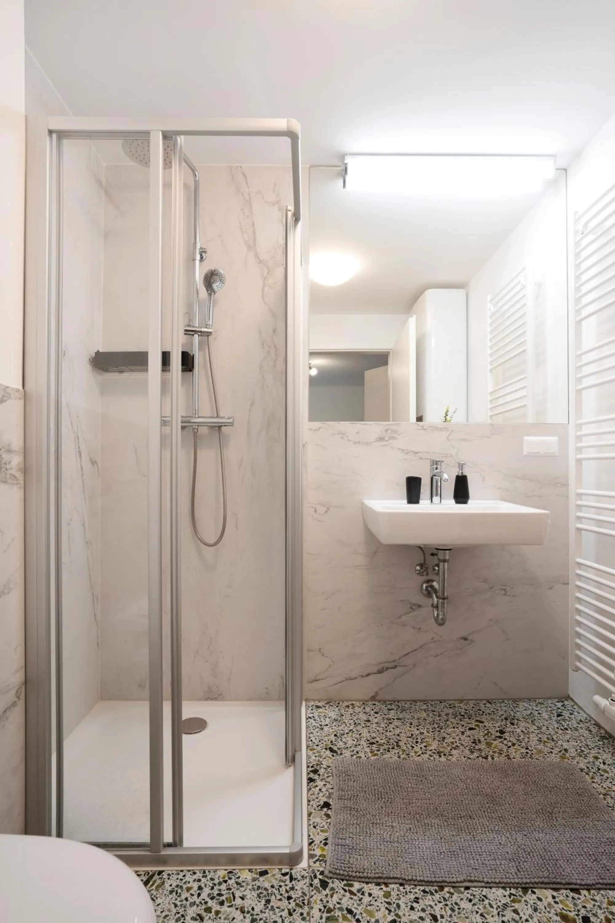 Shower in easy-flat Hauptplatz - City Center Apartments with a Kitchen