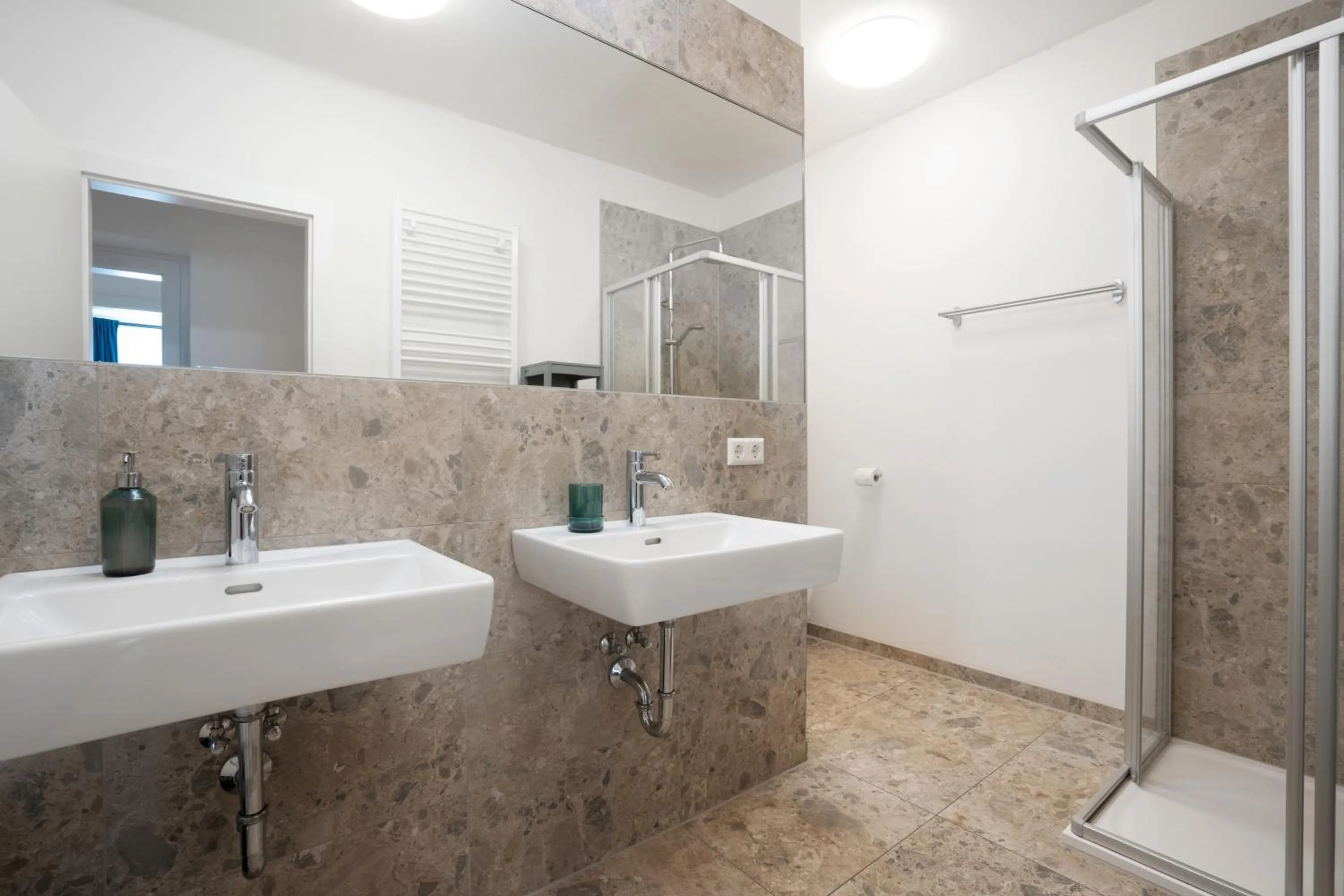 Shower in easy-flat Hauptplatz - City Center Apartments with a Kitchen
