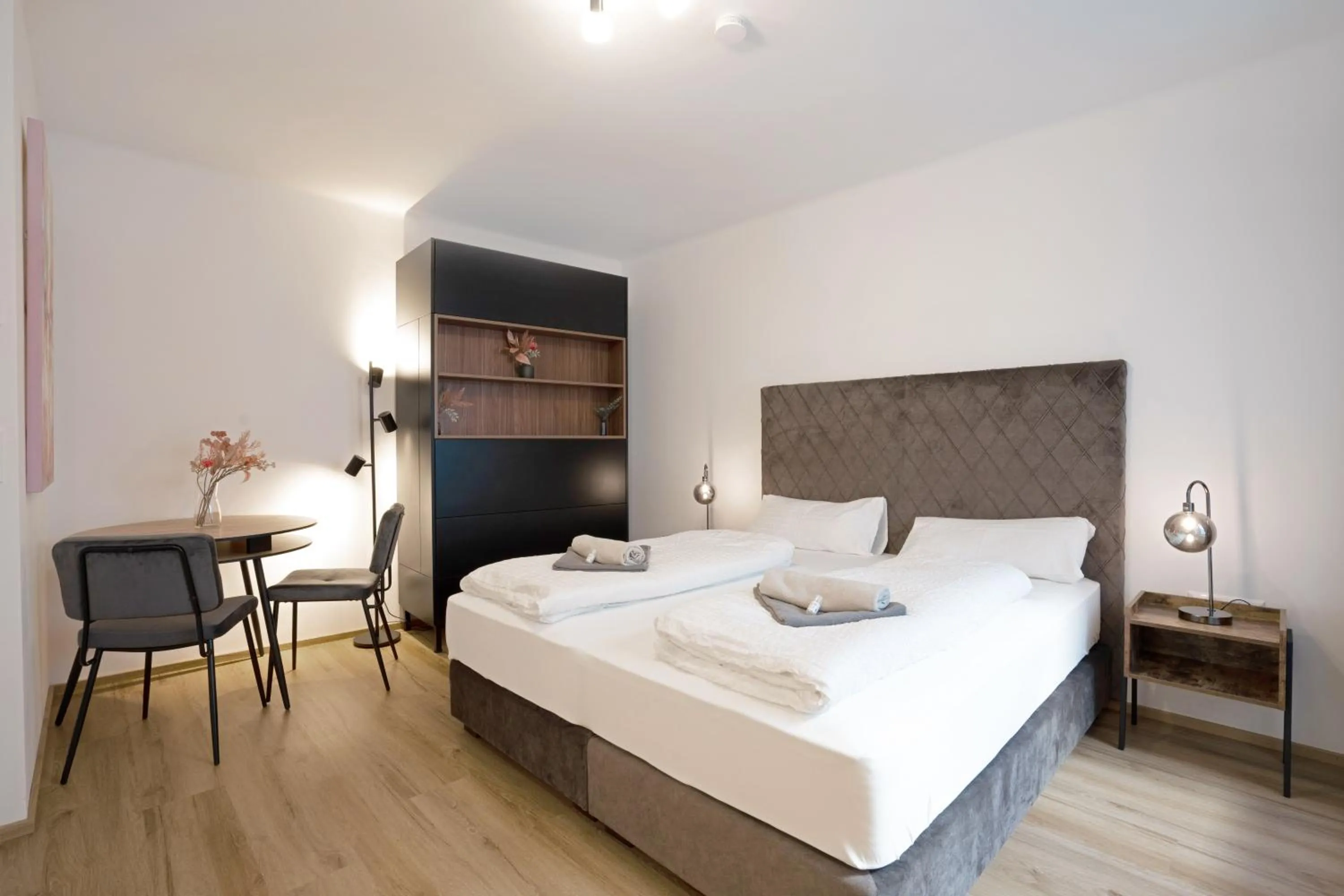Bed in easy-flat Hauptplatz - City Center Apartments with a Kitchen