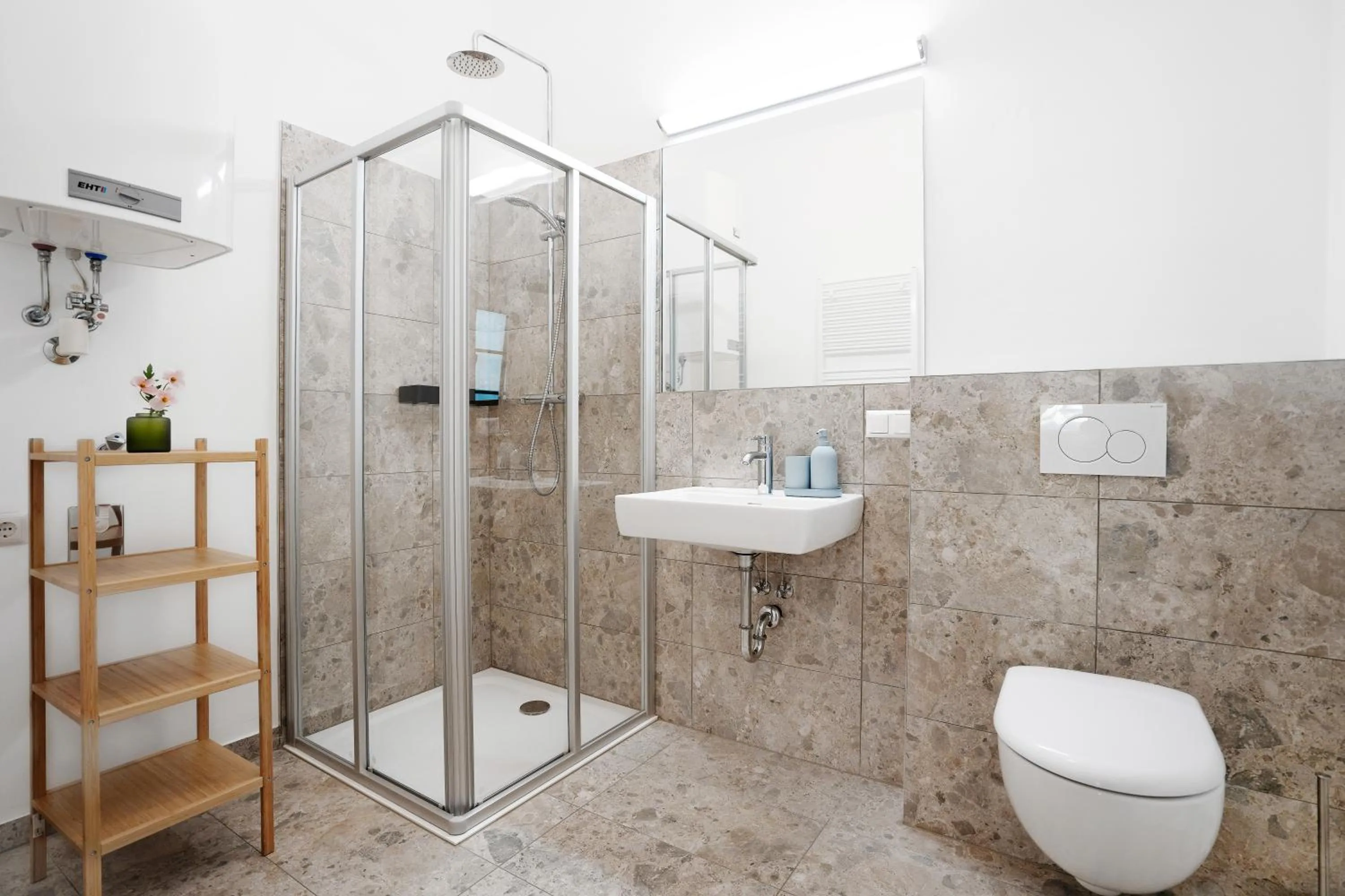 Shower in easy-flat Hauptplatz - City Center Apartments with a Kitchen