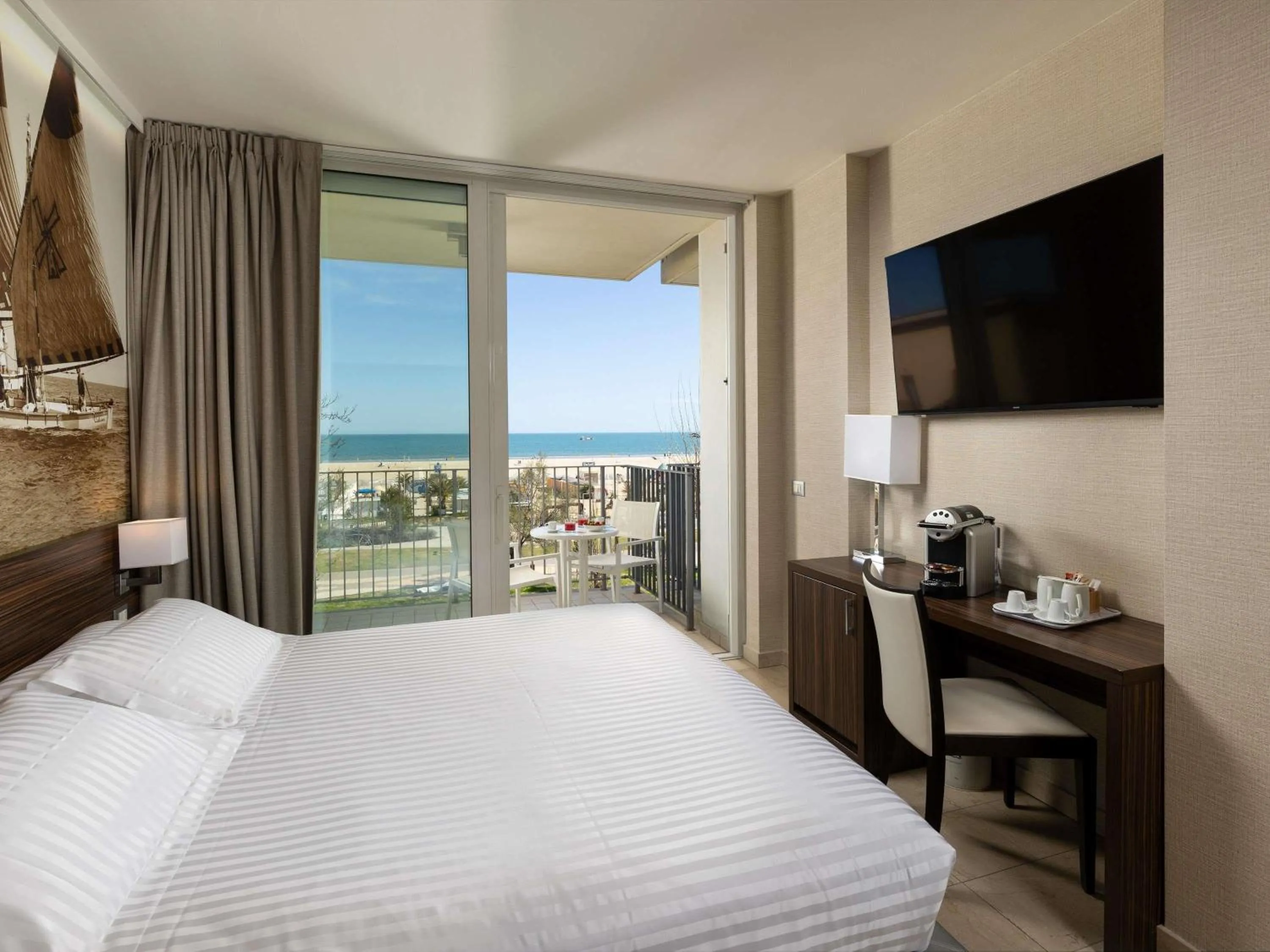 Bedroom, Bed in Mercure Rimini Lungomare