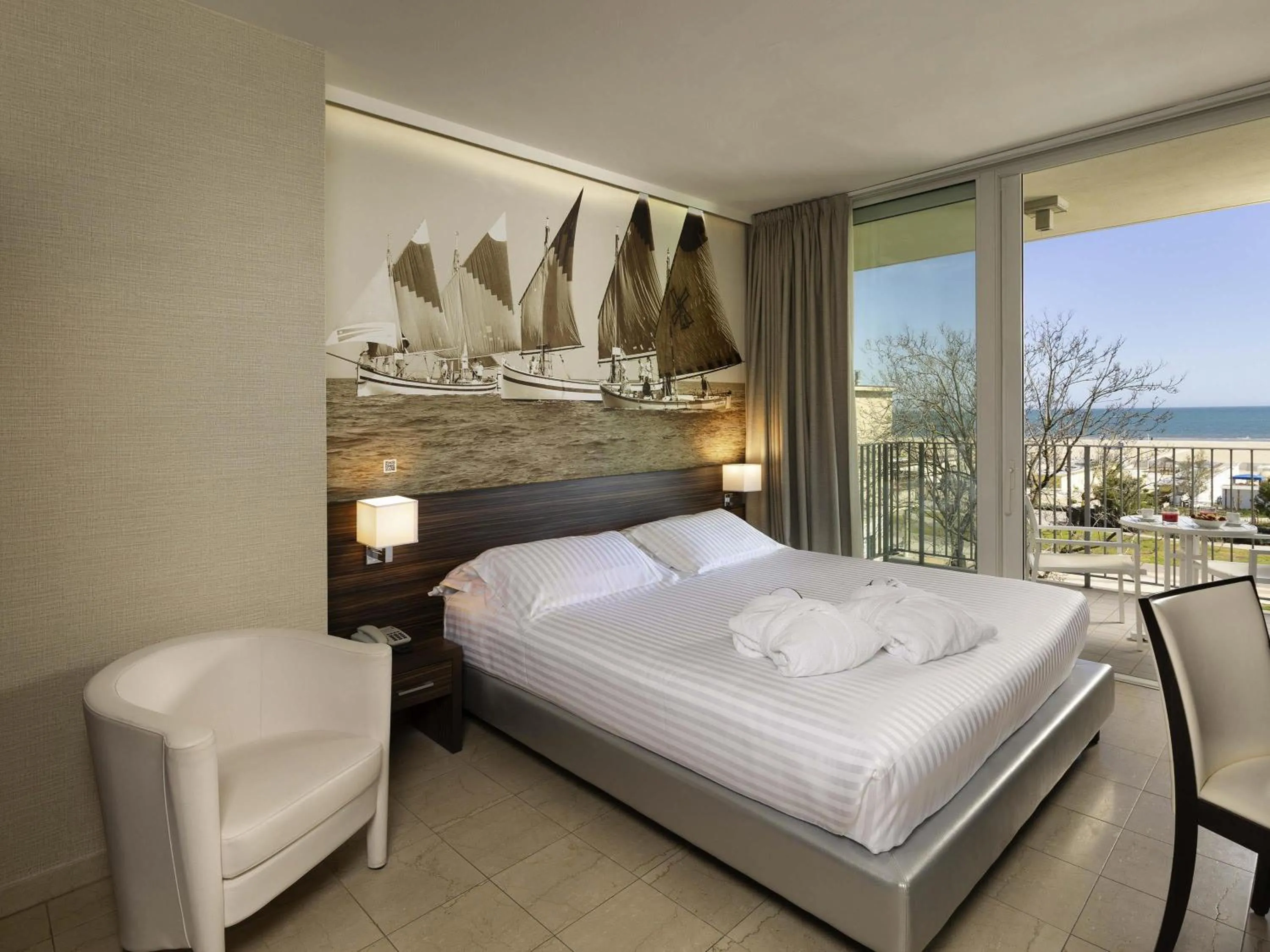 Property building, Bed in Mercure Rimini Lungomare