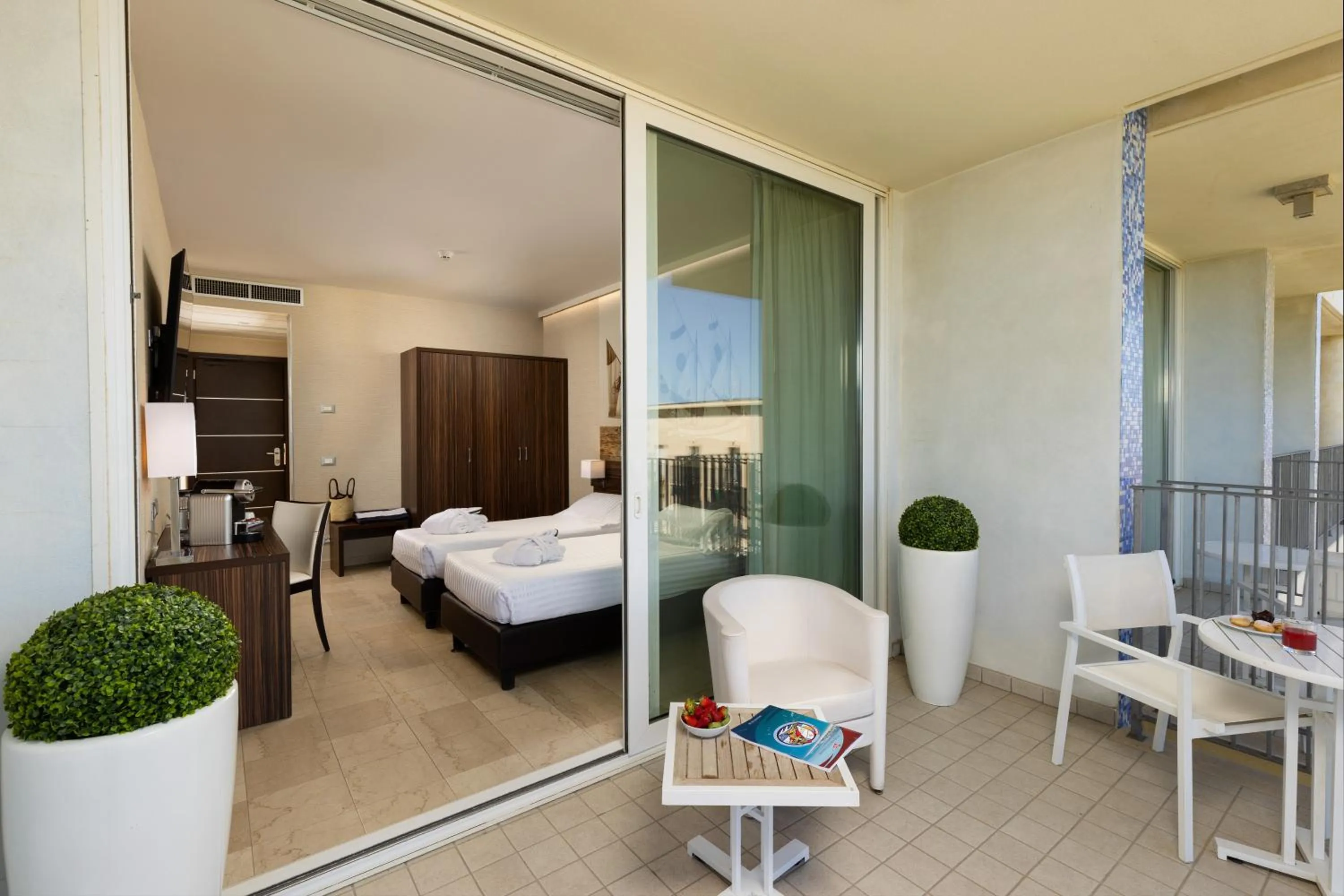 Balcony/Terrace, Bed in Mercure Rimini Lungomare