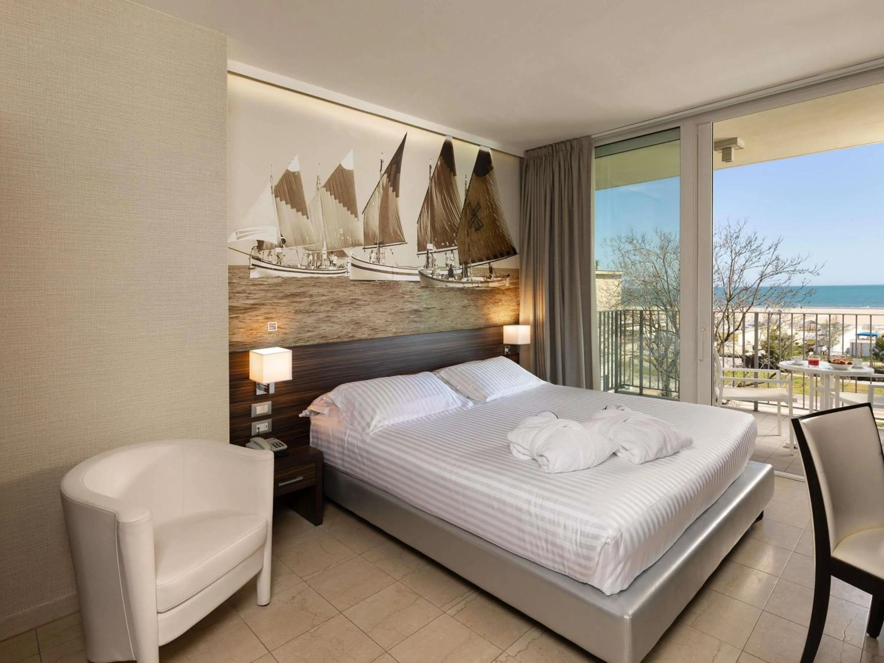 Bedroom, Bed in Mercure Rimini Lungomare