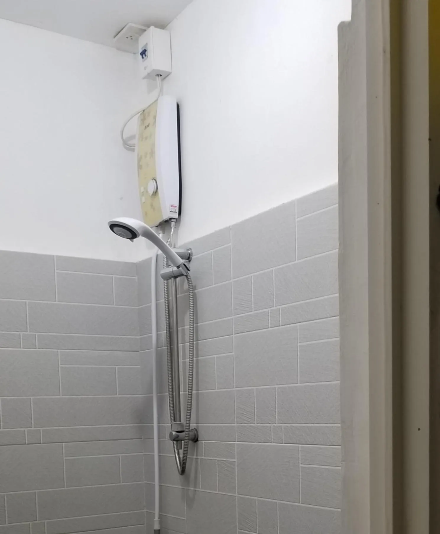Shower in Innsite Room Rentals
